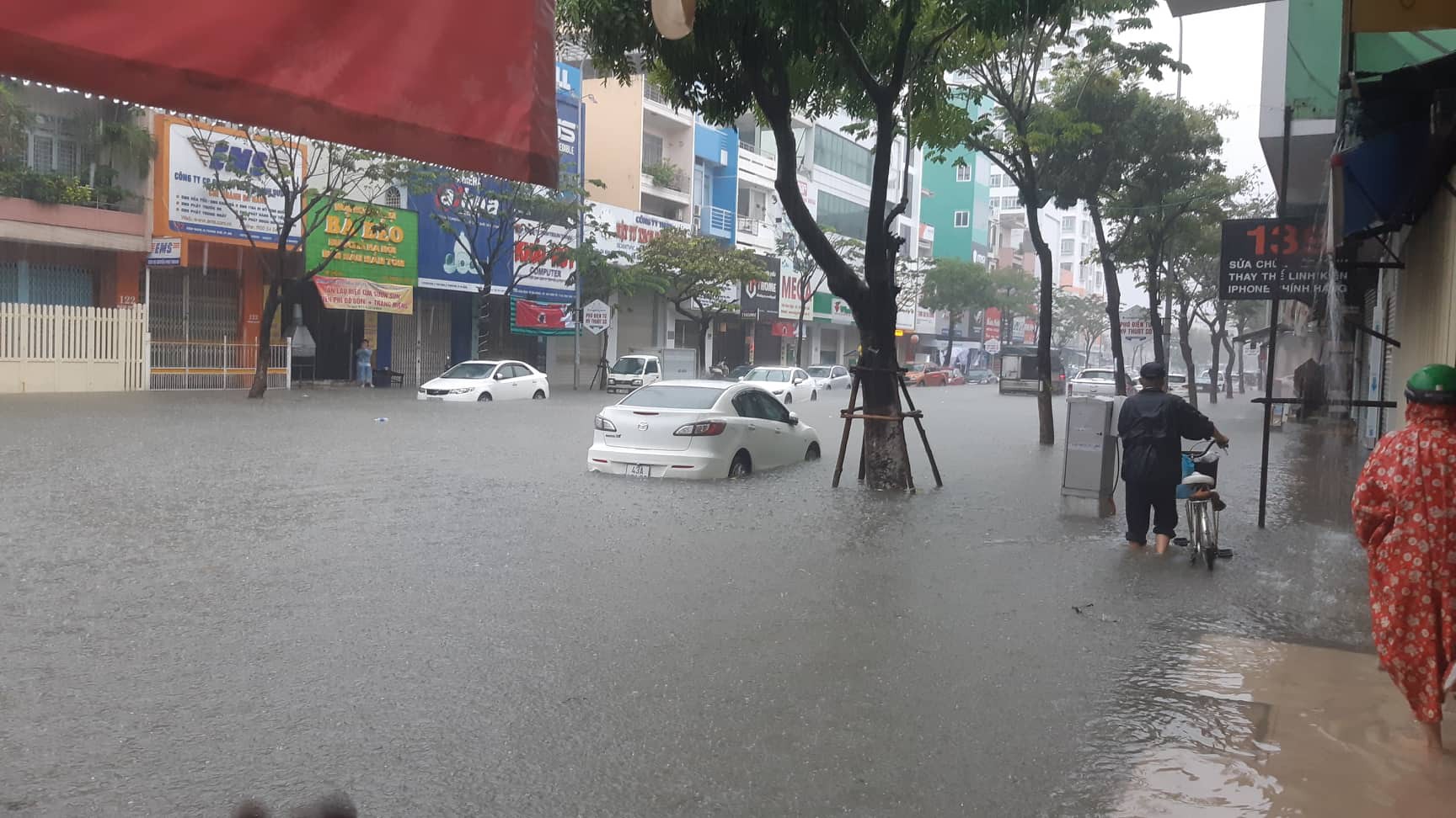 Đường phố Đ&agrave; Nẵng biến th&agrave;nh s&ocirc;ng sau trận mưa lớn k&eacute;o d&agrave;i nhiều giờ - Ảnh 14.