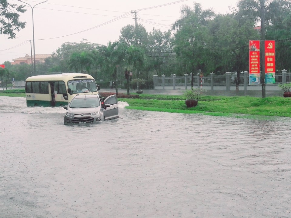 Mưa như trút, đường phố Tam Kỳ thành biển nước