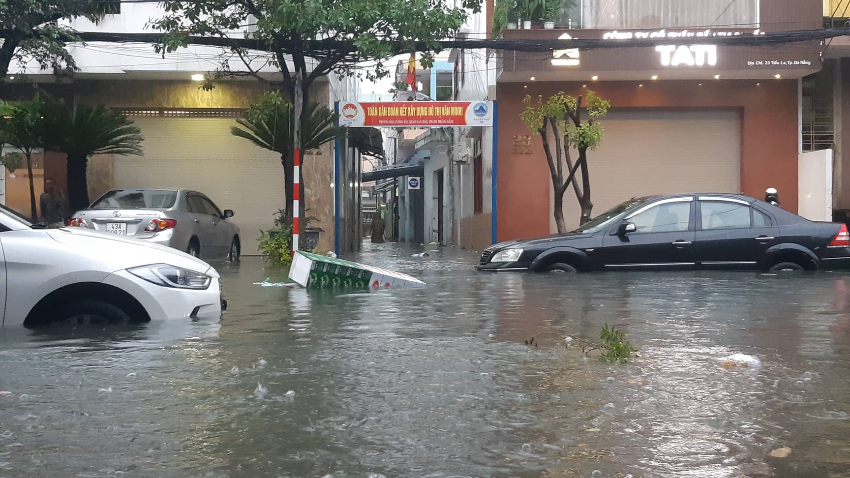 Đường phố Đ&agrave; Nẵng biến th&agrave;nh s&ocirc;ng sau trận mưa lớn k&eacute;o d&agrave;i nhiều giờ - Ảnh 15.