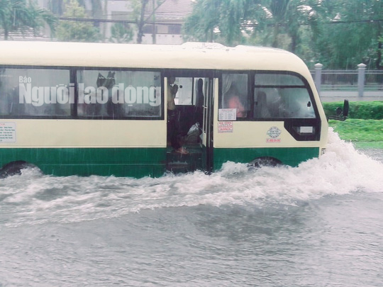 Mưa như trút, đường phố Tam Kỳ thành biển nước - Ảnh 8.