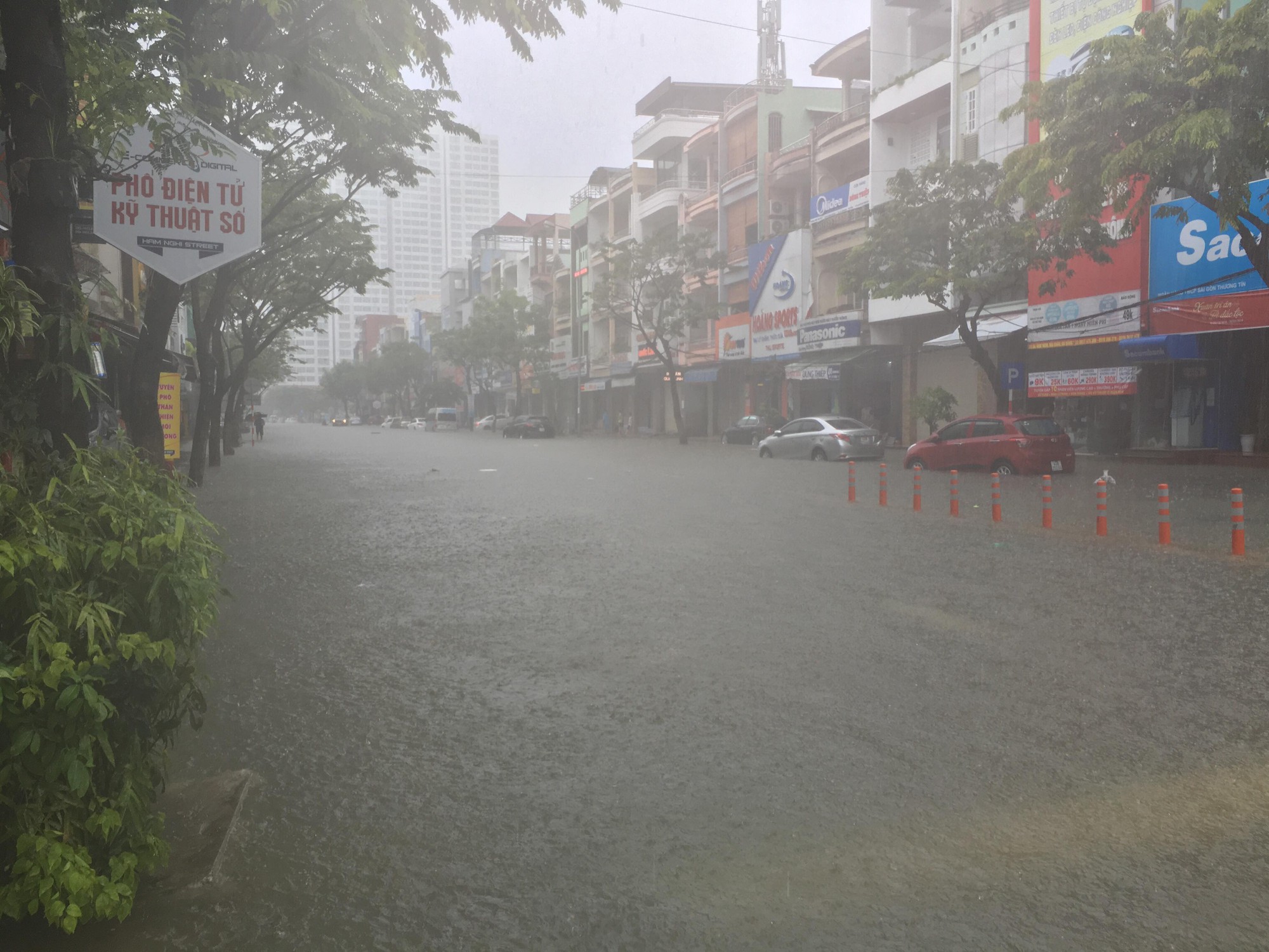 Đ&agrave; Nẵng khẩn trương xả nước, ph&aacute; vỡ đ&ecirc; quai để chống ngập - Ảnh 7.