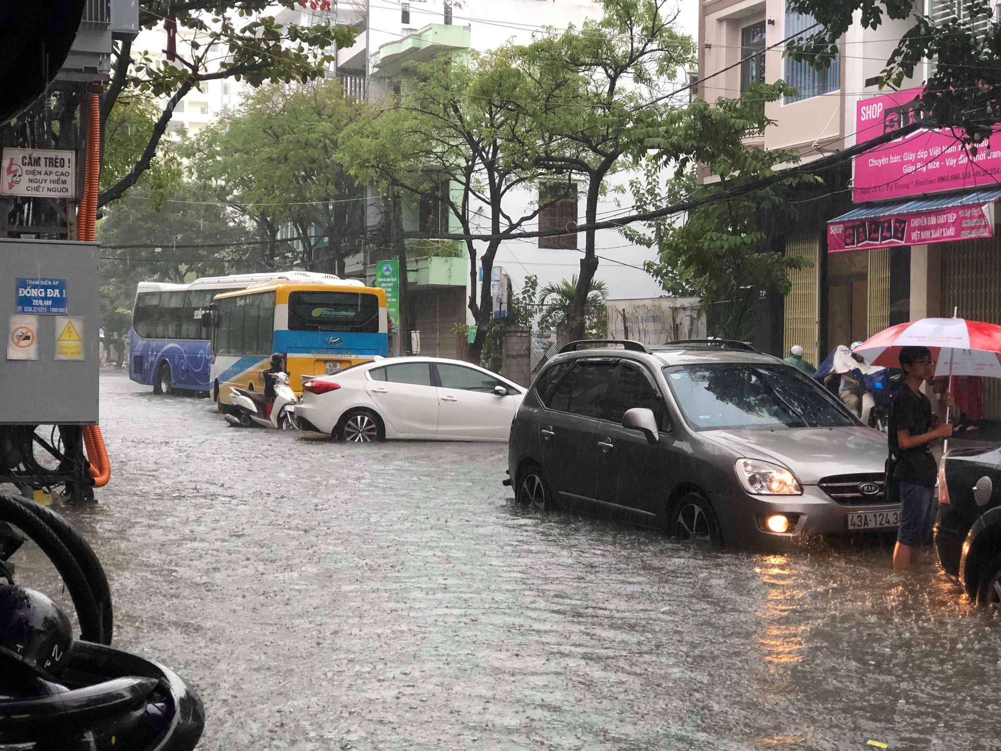 Đường phố Đ&agrave; Nẵng biến th&agrave;nh s&ocirc;ng sau trận mưa lớn k&eacute;o d&agrave;i nhiều giờ - Ảnh 16.