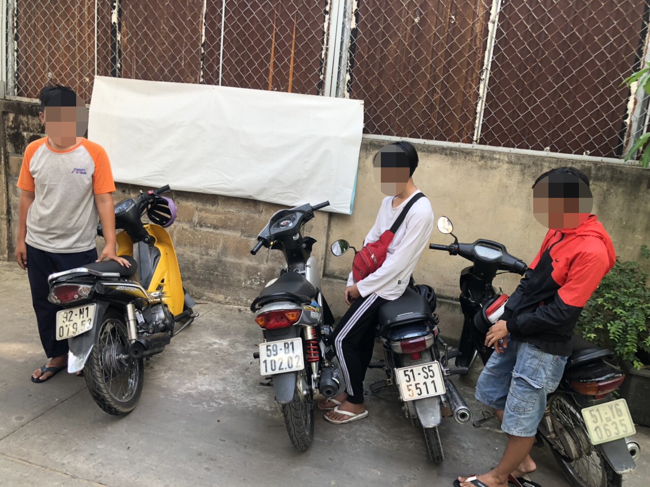 Tóm gọn nhóm quái xế 16 tuổi đua xe gây náo động TP HCM - Ảnh 1.