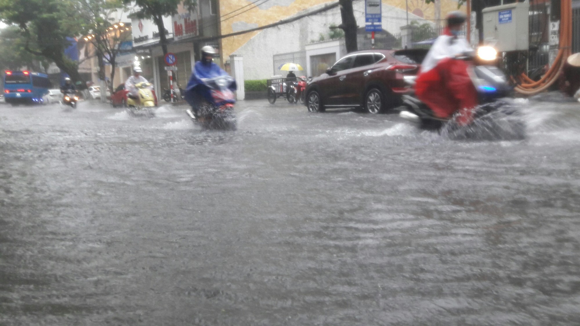 Đường phố Đ&agrave; Nẵng biến th&agrave;nh s&ocirc;ng sau trận mưa lớn k&eacute;o d&agrave;i nhiều giờ - Ảnh 17.