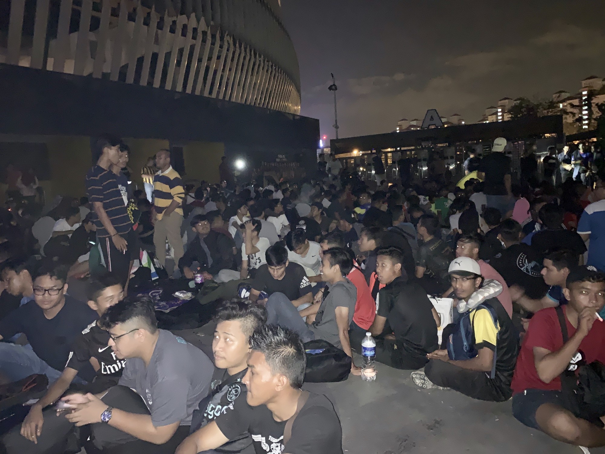 Cùng CĐV Malaysia trắng đêm chờ mua vé ở sân Bukit Jalil