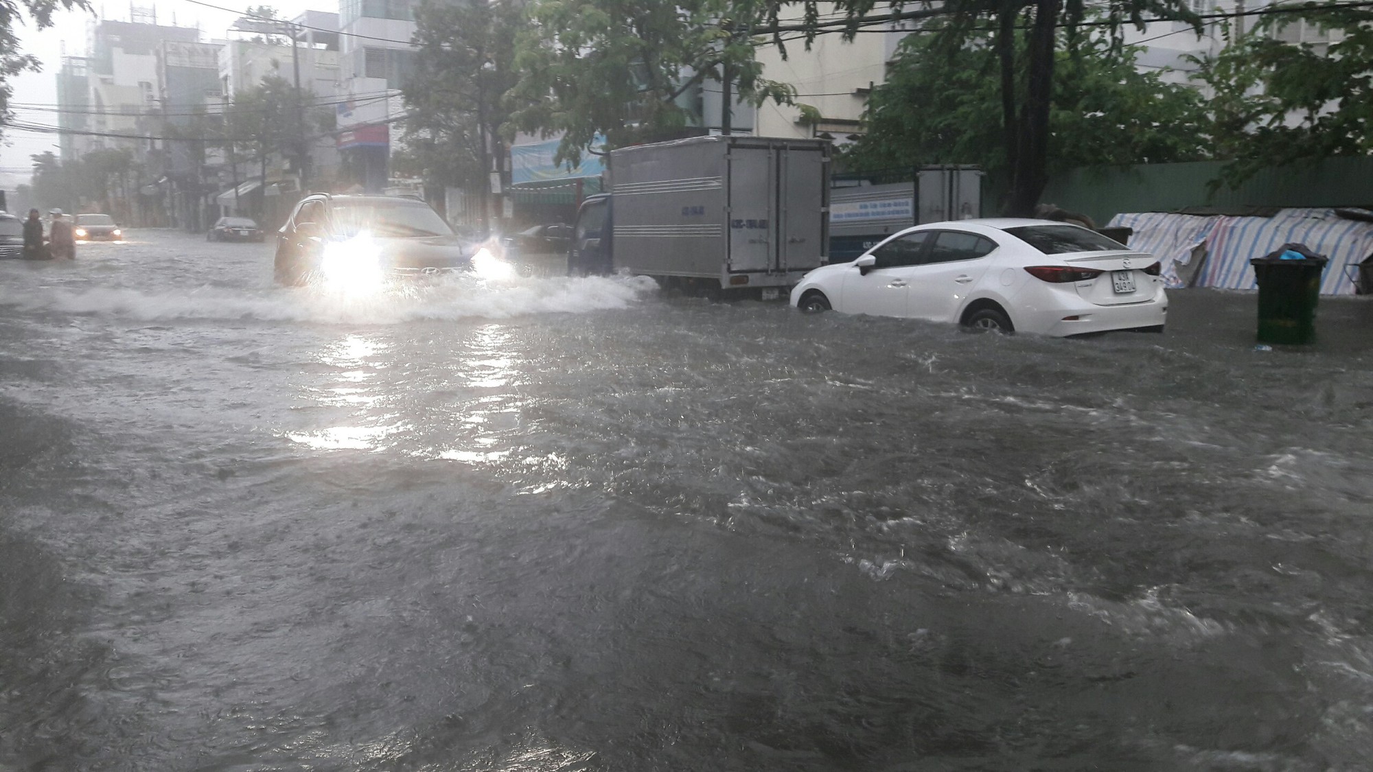 Đường phố Đ&agrave; Nẵng biến th&agrave;nh s&ocirc;ng sau trận mưa lớn k&eacute;o d&agrave;i nhiều giờ - Ảnh 23.