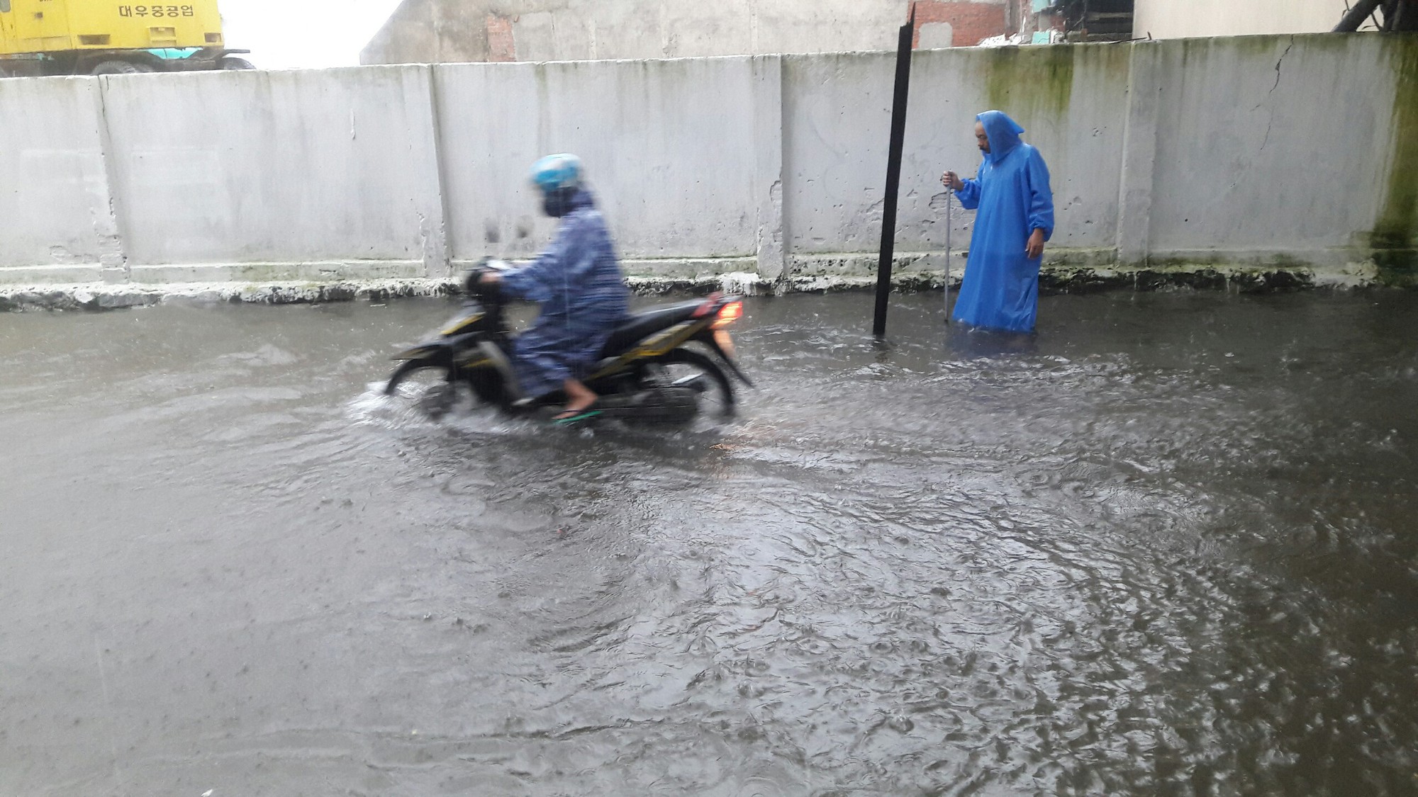 Đường phố Đ&agrave; Nẵng biến th&agrave;nh s&ocirc;ng sau trận mưa lớn k&eacute;o d&agrave;i nhiều giờ - Ảnh 26.