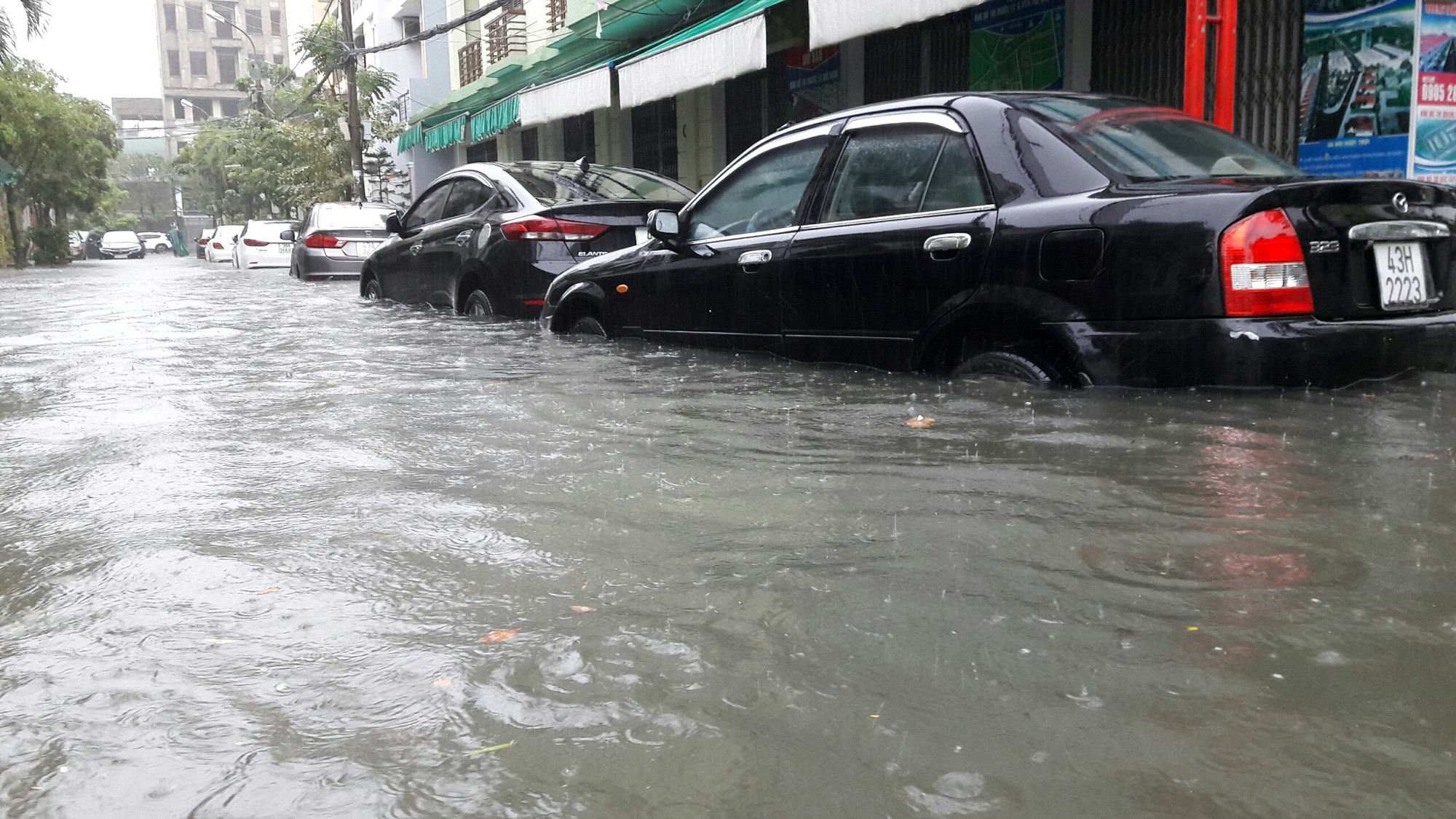 Đường phố Đ&agrave; Nẵng biến th&agrave;nh s&ocirc;ng sau trận mưa lớn k&eacute;o d&agrave;i nhiều giờ - Ảnh 28.