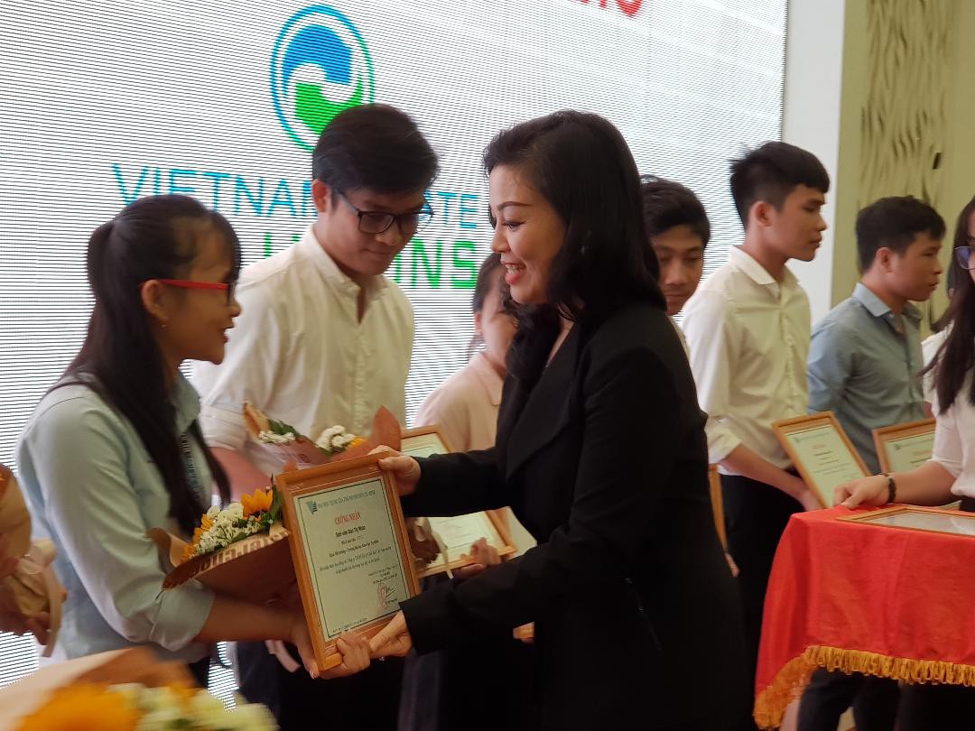 VWS trao 20 suất học bổng cho sinh vi&ecirc;n ngh&egrave;o, vượt kh&oacute; - Ảnh 1.