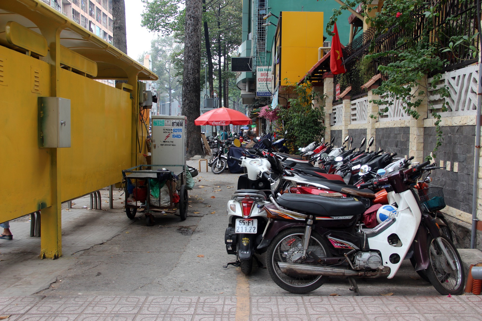 TP HCM: Nhiều b&atilde;i giữ xe vẫn trơ gan tr&ecirc;n vỉa h&egrave; - Ảnh 11.