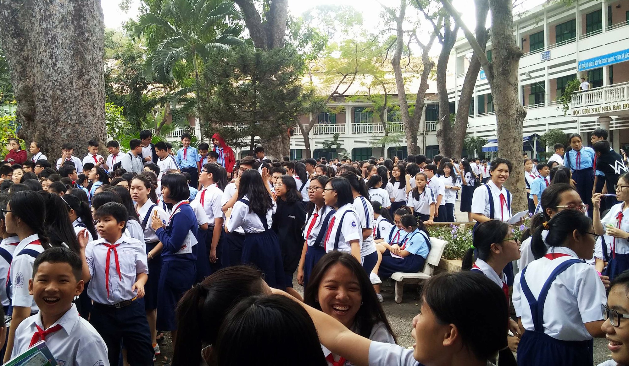 Cháy trường Lê Quý Đôn, hàng trăm học sinh nháo nhào - Ảnh 1.