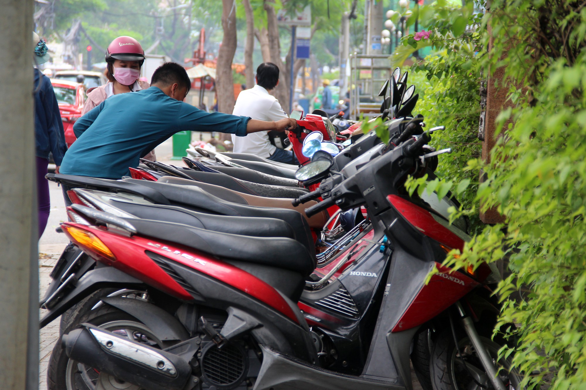 TP HCM: Nhiều b&atilde;i giữ xe vẫn trơ gan tr&ecirc;n vỉa h&egrave; - Ảnh 3.