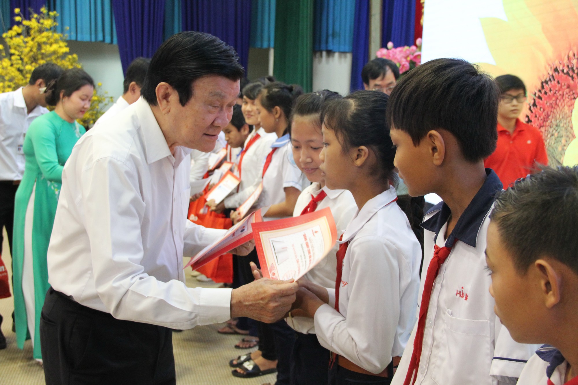 Mang Xuân ấm áp đến mọi nhà