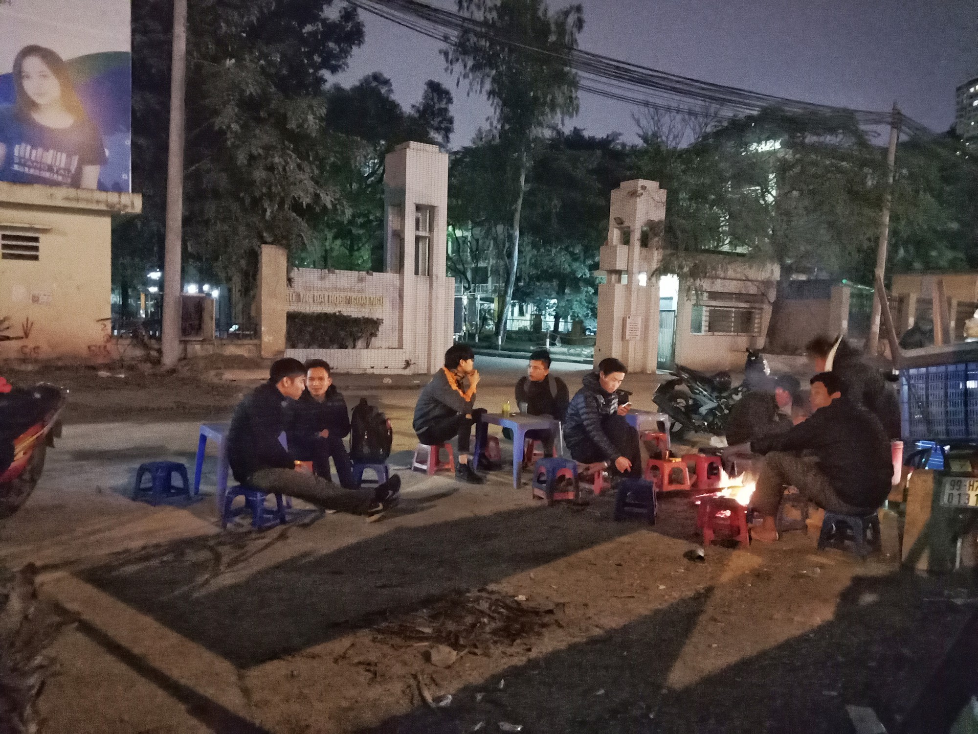 Người Hà Nội đảo lộn cuộc sống vì rét đậm kéo dài - Ảnh 12.