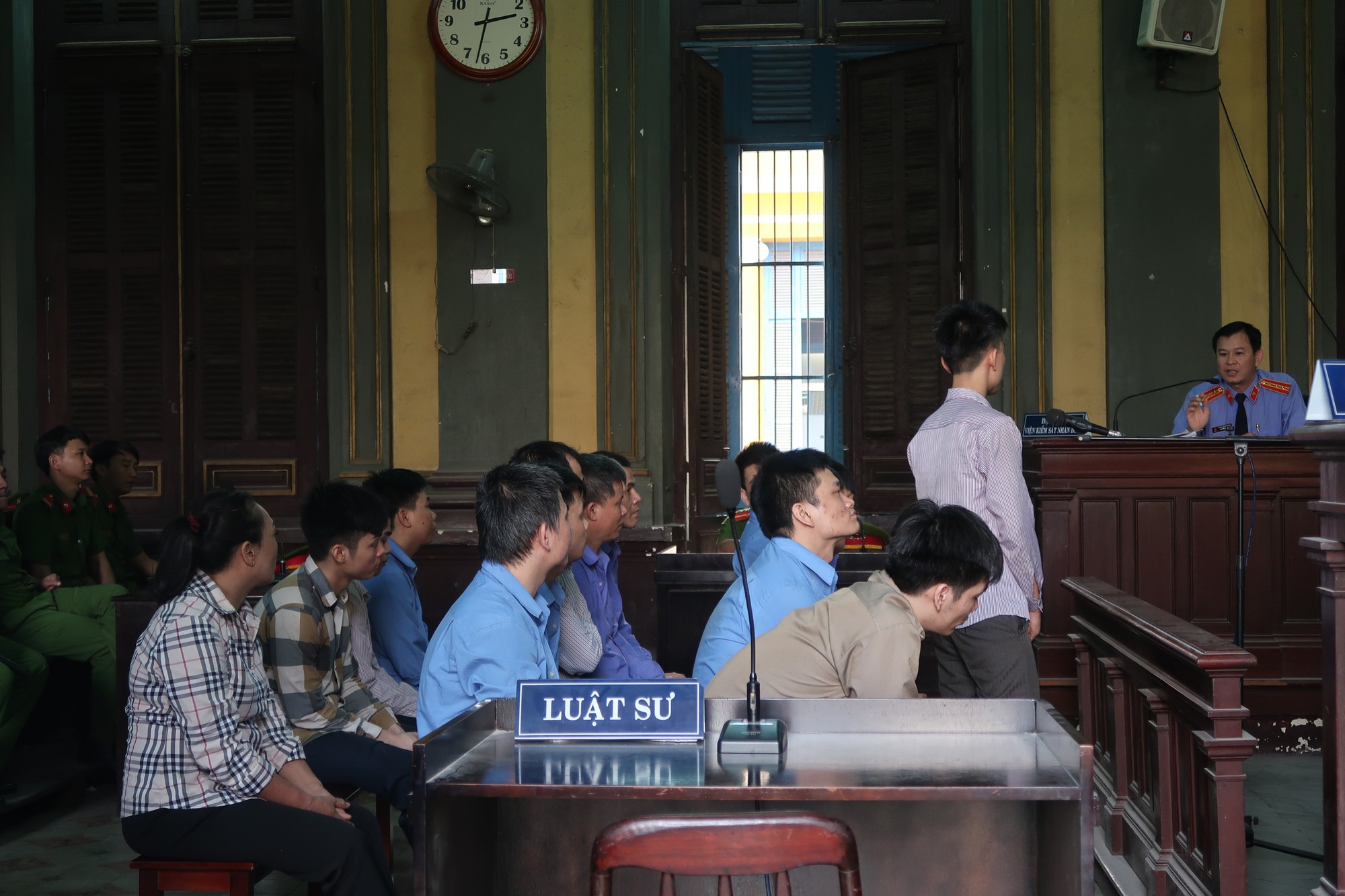 Xử băng bảo k&ecirc;, trấn lột người b&aacute;n d&acirc;m - Ảnh 1.