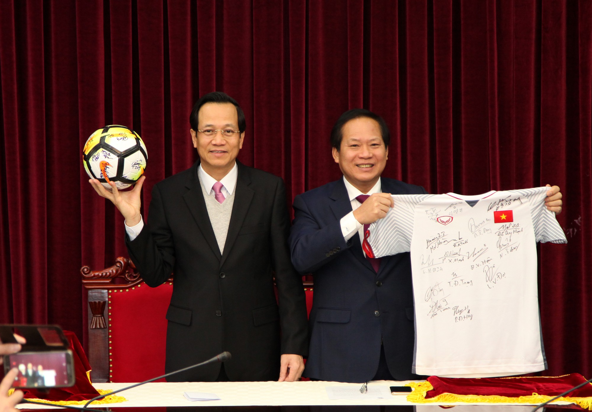 Bán đấu giá áo, bóng U23 Việt Nam tặng Thủ tướng