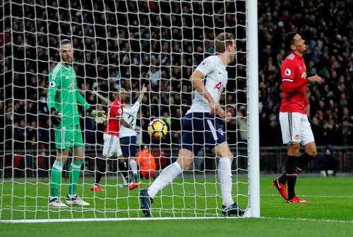 Hàng thủ Man United phá hỏng ngày ra mắt Sanchez - Ảnh 4.