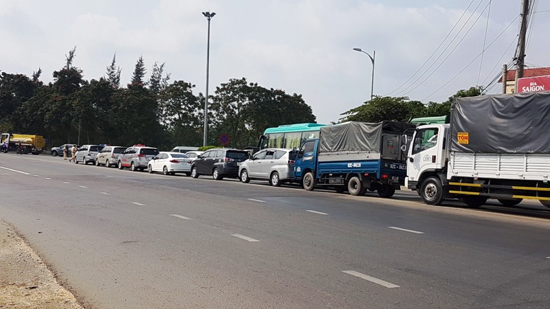 Chưa tết, cầu Rạch Miễu đ&atilde; kẹt - Ảnh 1.