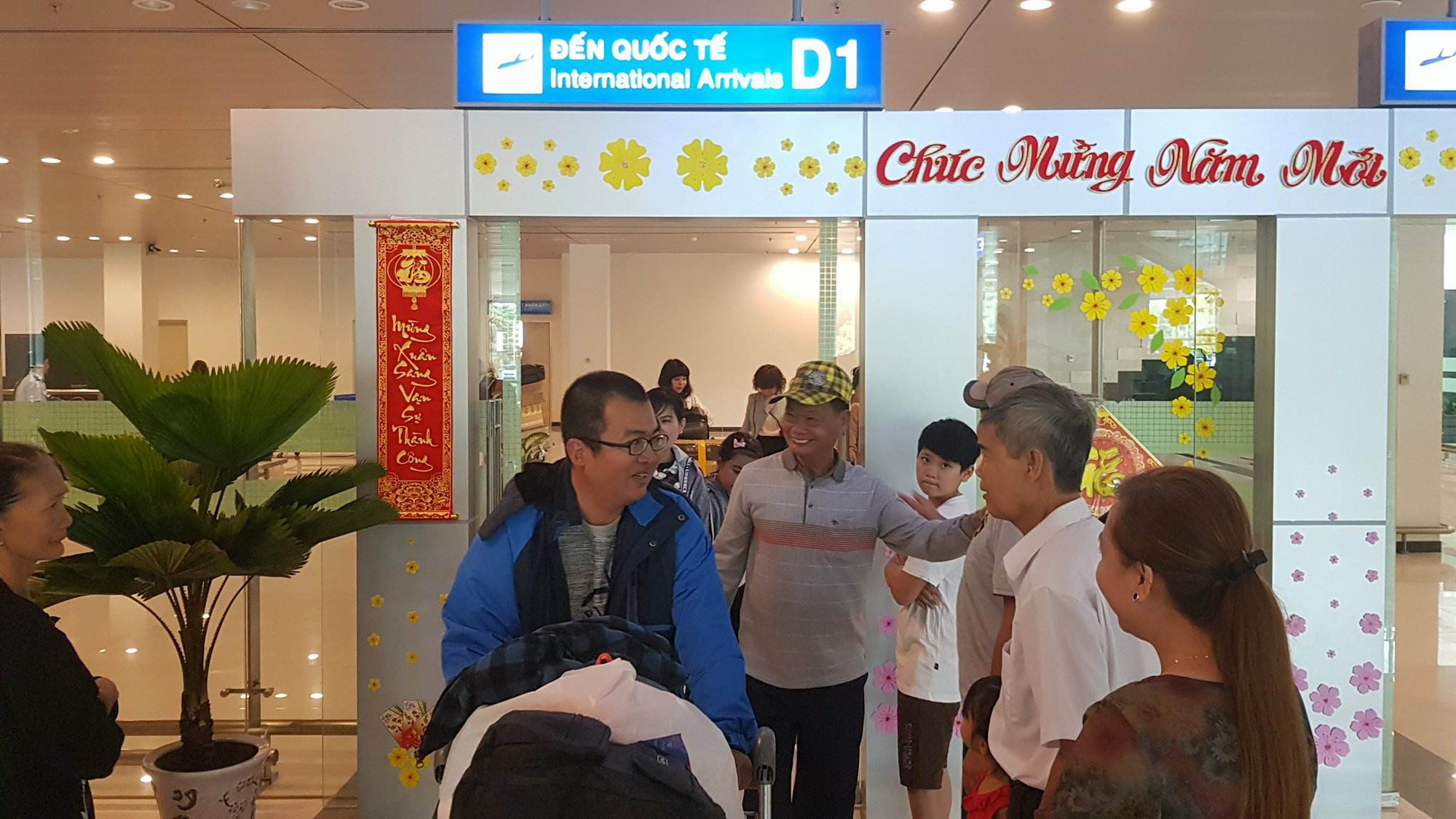 Gia đ&igrave;nh x&uacute;c động đ&oacute;n c&ocirc; d&acirc;u Việt từ Đ&agrave;i Loan về qu&ecirc; ăn Tết - Ảnh 7.