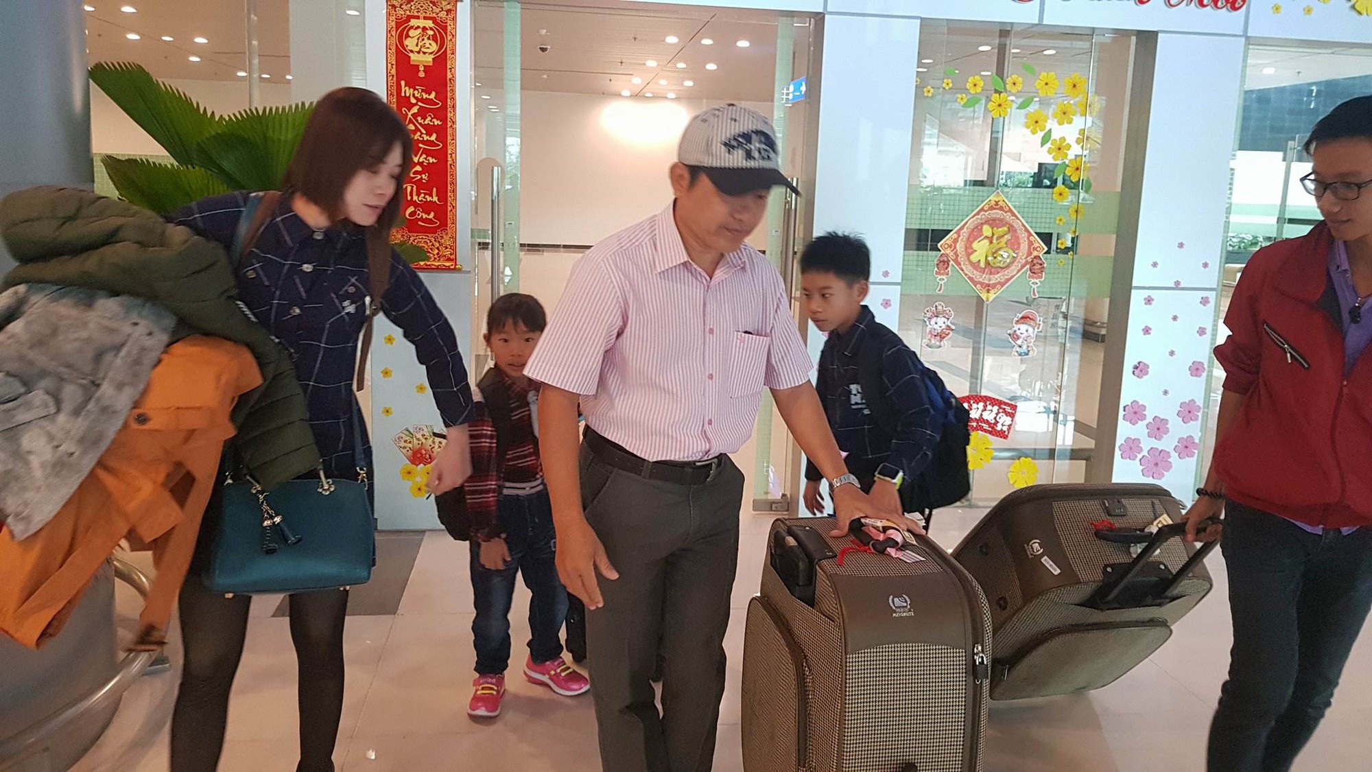 Gia đ&igrave;nh x&uacute;c động đ&oacute;n c&ocirc; d&acirc;u Việt từ Đ&agrave;i Loan về qu&ecirc; ăn Tết - Ảnh 9.