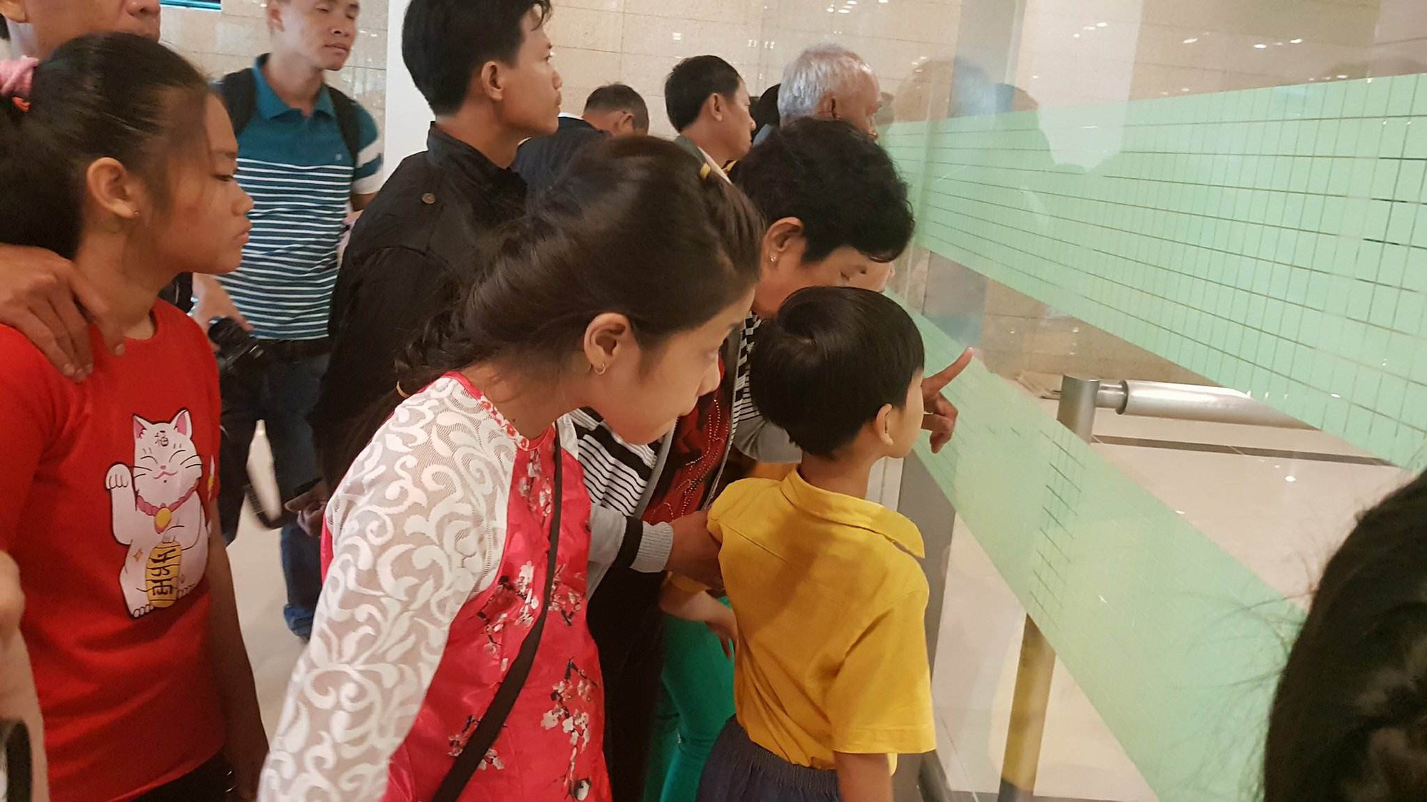 Gia đ&igrave;nh x&uacute;c động đ&oacute;n c&ocirc; d&acirc;u Việt từ Đ&agrave;i Loan về qu&ecirc; ăn Tết - Ảnh 2.