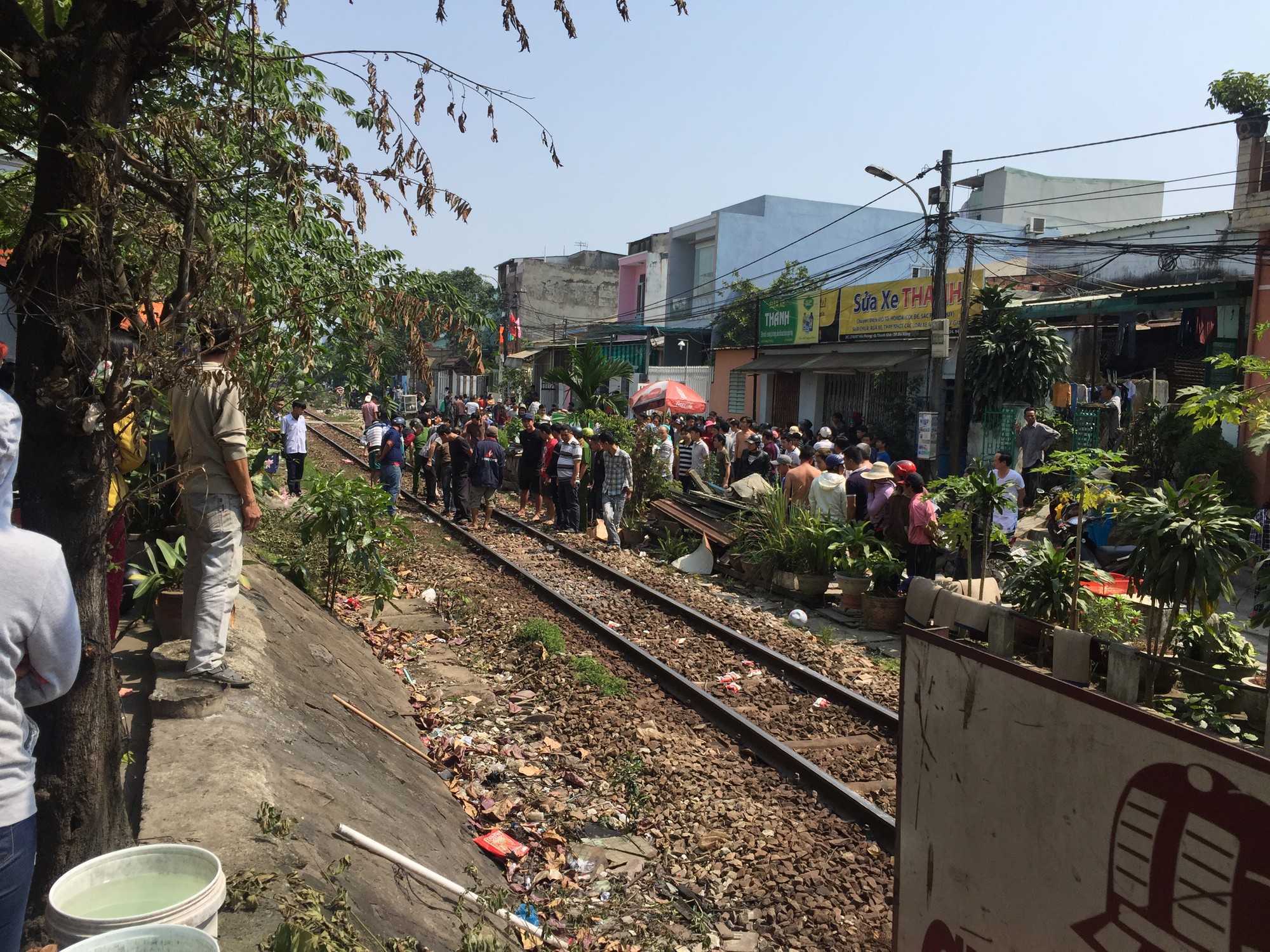 Người phụ nữ chết thảm dưới b&aacute;nh t&agrave;u hỏa - Ảnh 1.