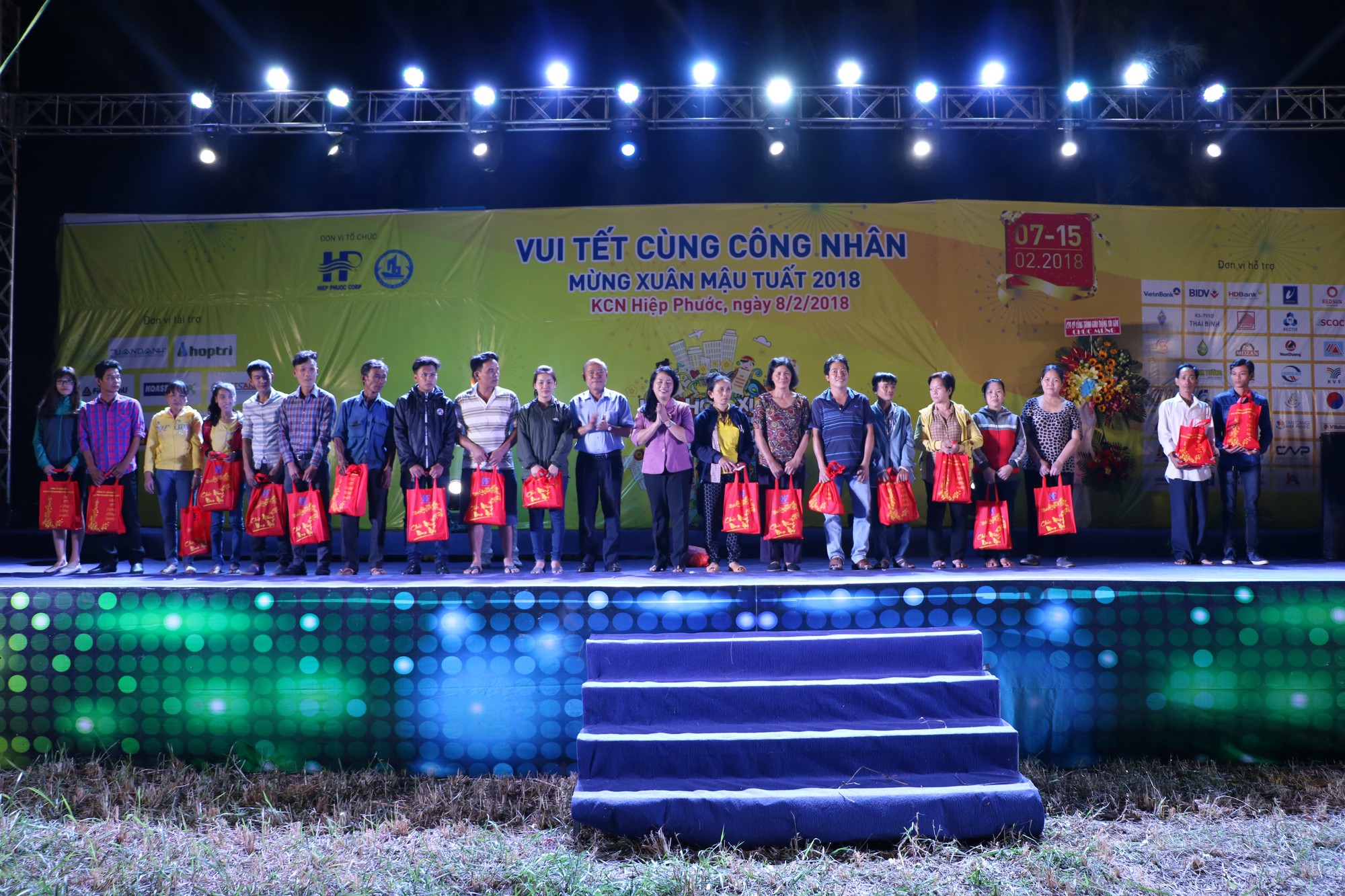 Vui Tết cùng công nhân