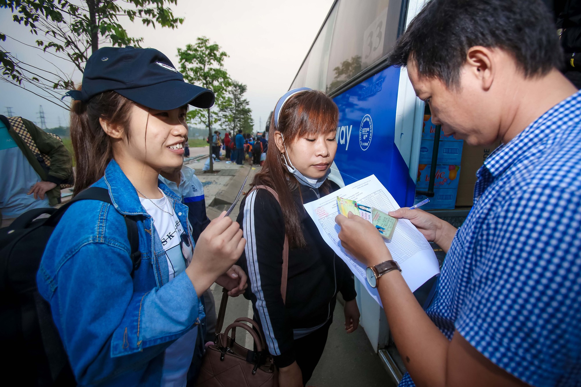 Ấm áp lễ tiễn 1.600 công nhân về quê ăn Tết - Ảnh 5.
