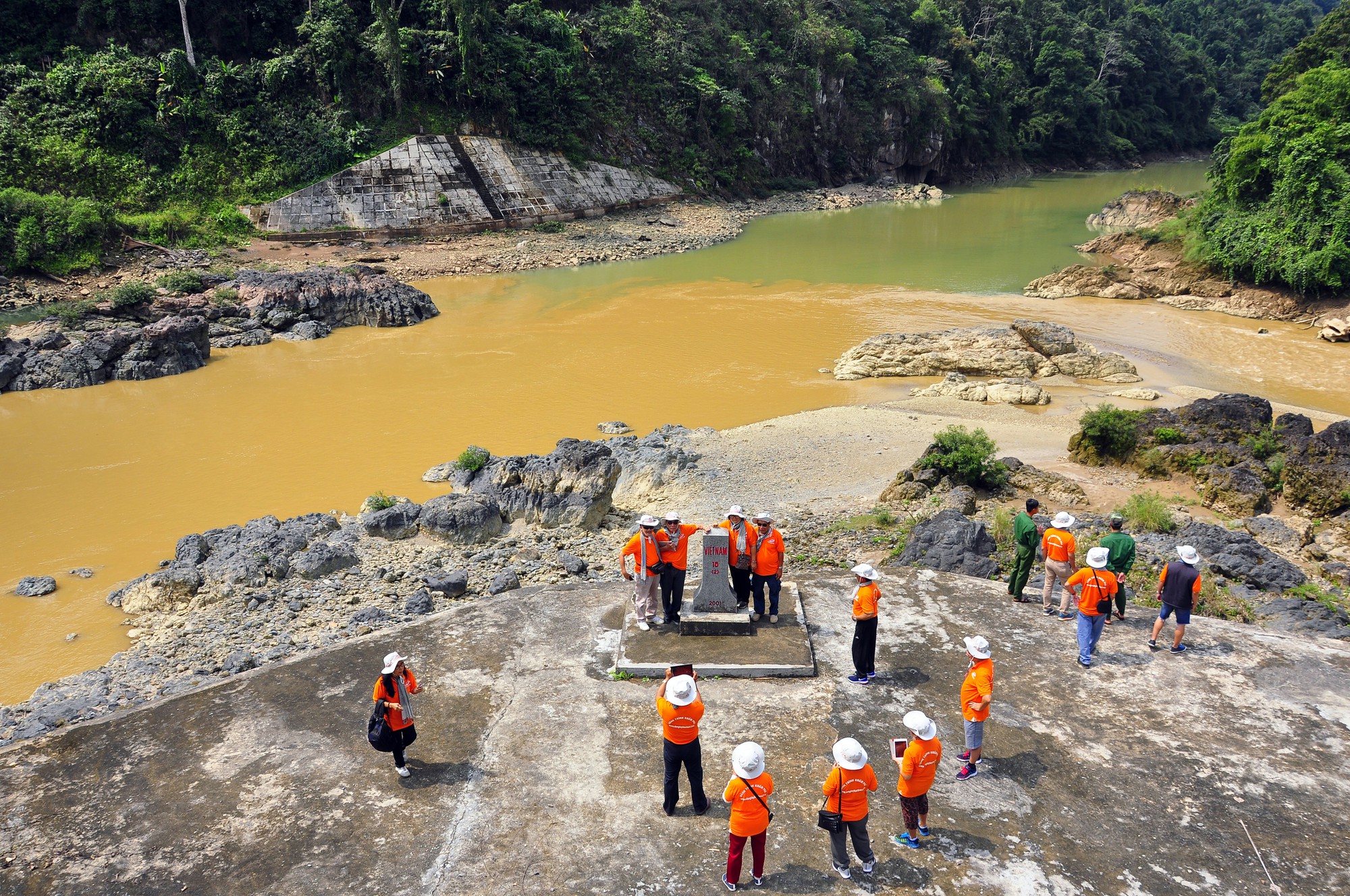 Tour Tết đắt khách, chỉ còn tour giờ chót nhận khách - Ảnh 1.