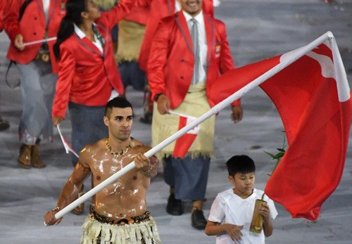 Nam thần xứ Tonga l&agrave;m đi&ecirc;n đảo Thế vận hội m&ugrave;a Đ&ocirc;ng - Ảnh 3.