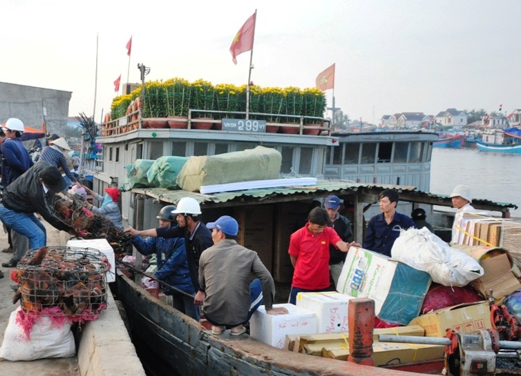 Phóng sự ảnh: Chở Tết ra đảo Lý Sơn - Ảnh 3.