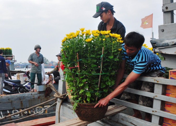 Phóng sự ảnh: Chở Tết ra đảo Lý Sơn - Ảnh 1.