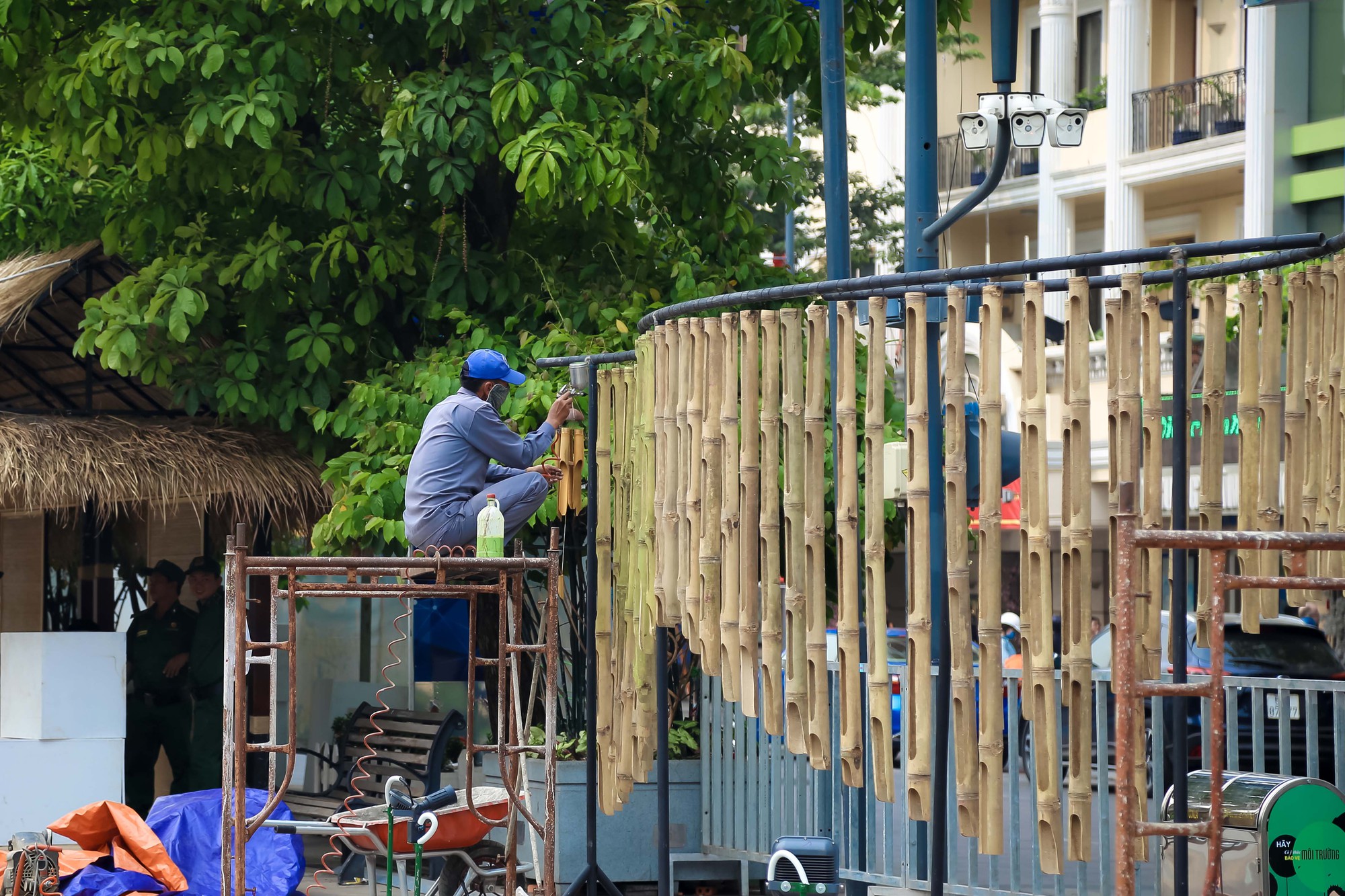 Tất bật thi công đường hoa Nguyễn Huệ Tết Mậu Tuất - Ảnh 7.