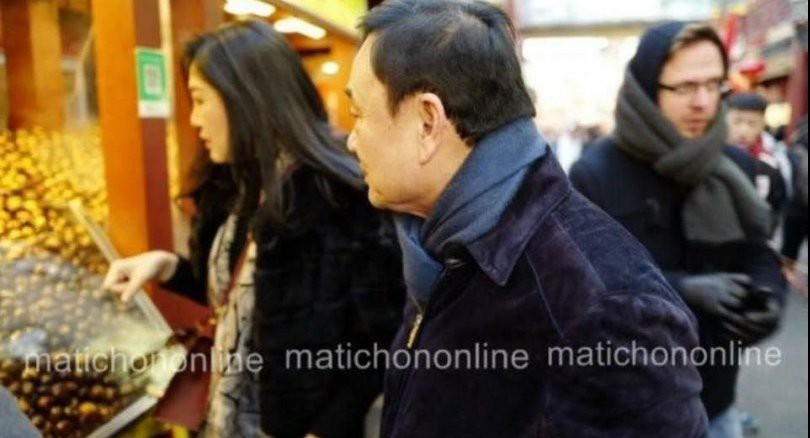 Rộ ảnh bà Yingluck cùng người anh mua sắm tại Trung Quốc