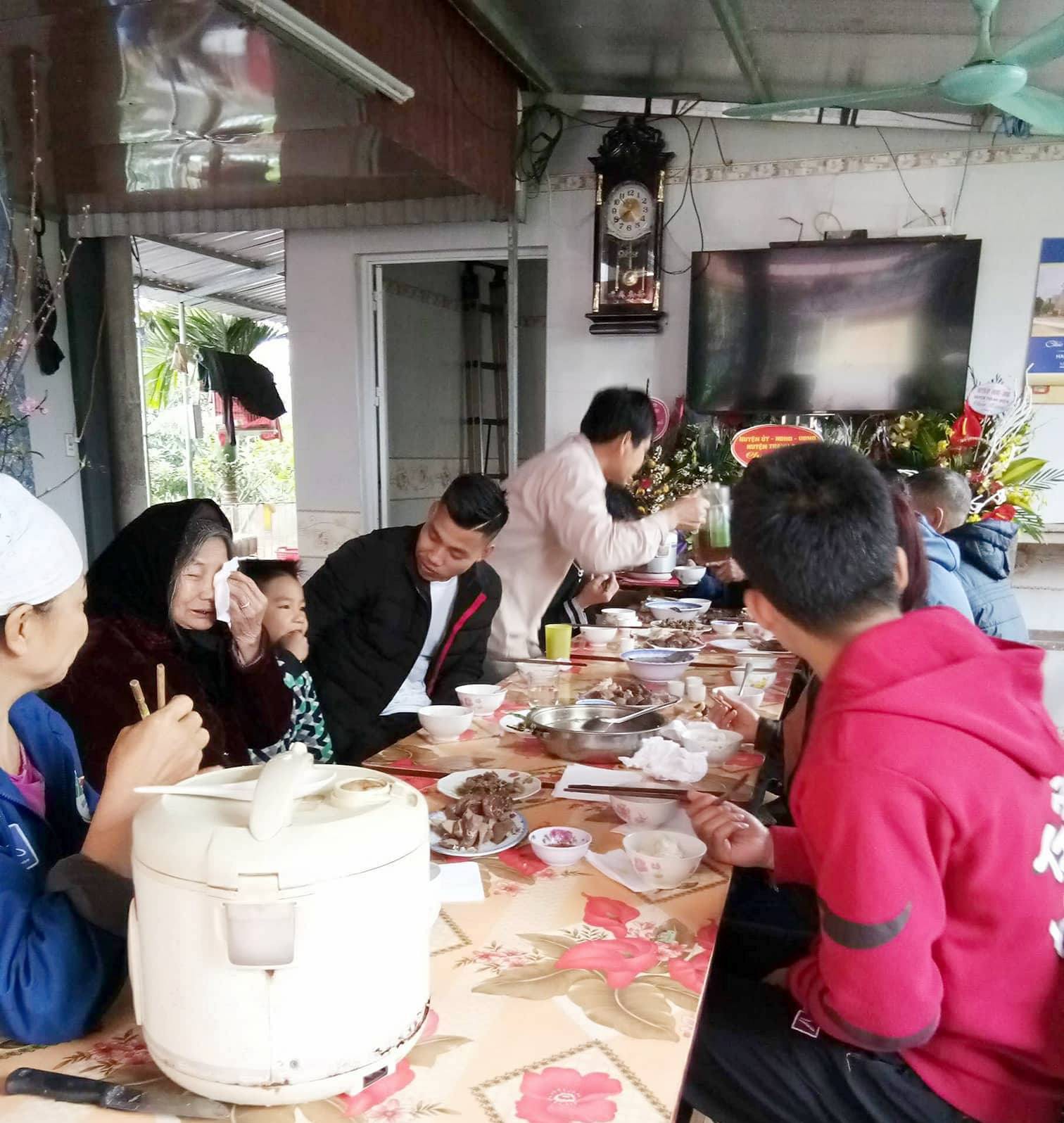 Clip gia đình tuyển thủ U23 Việt Nam Văn Thanh sum vầy vui như Tết - Ảnh 3.