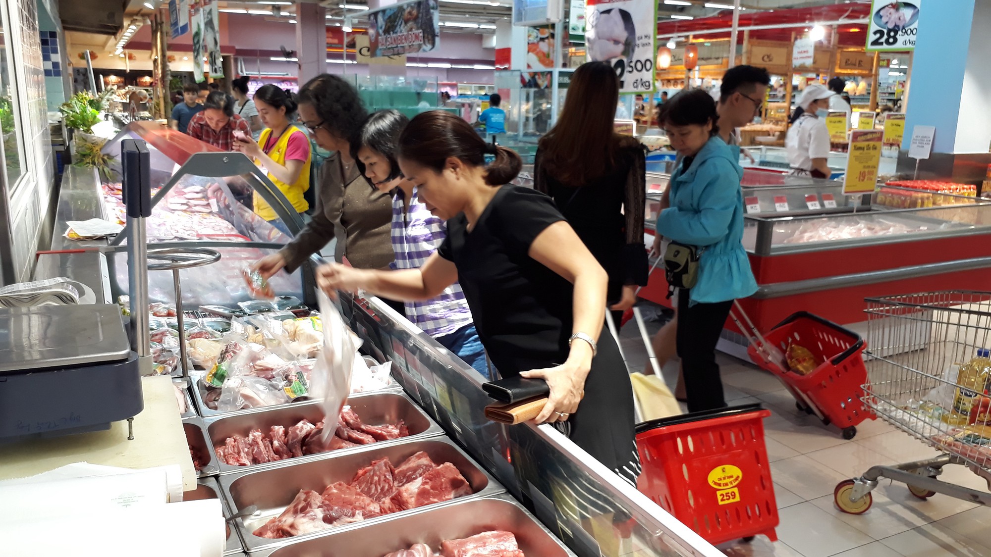 Thị trường 27Tết: Nơi chật k&iacute;n, chỗ vắng hoe - Ảnh 6.