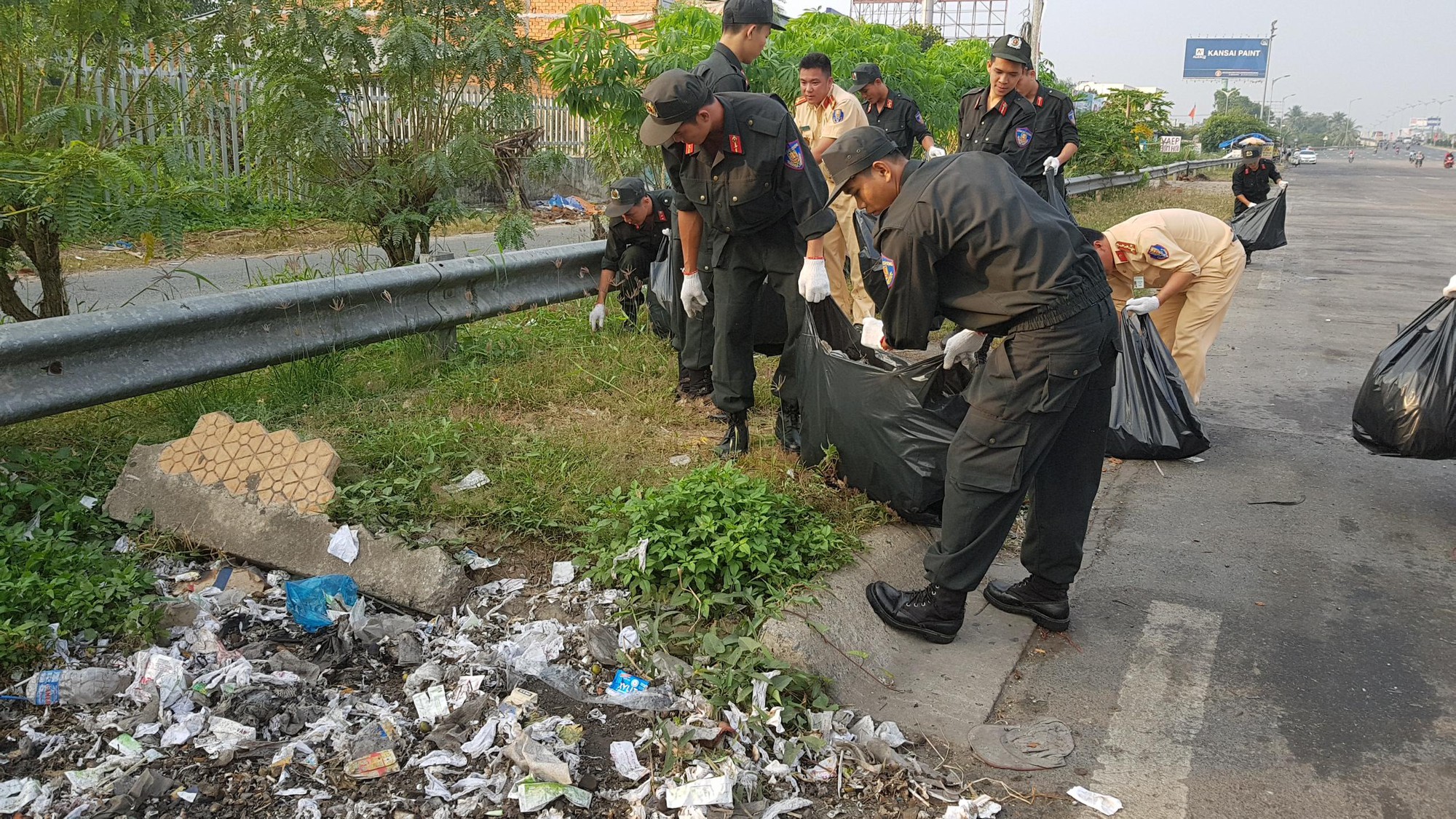 Gần 100 chiến sĩ Công an TP Cần Thơ dọn dẹp vệ sinh ngày giáp Tết