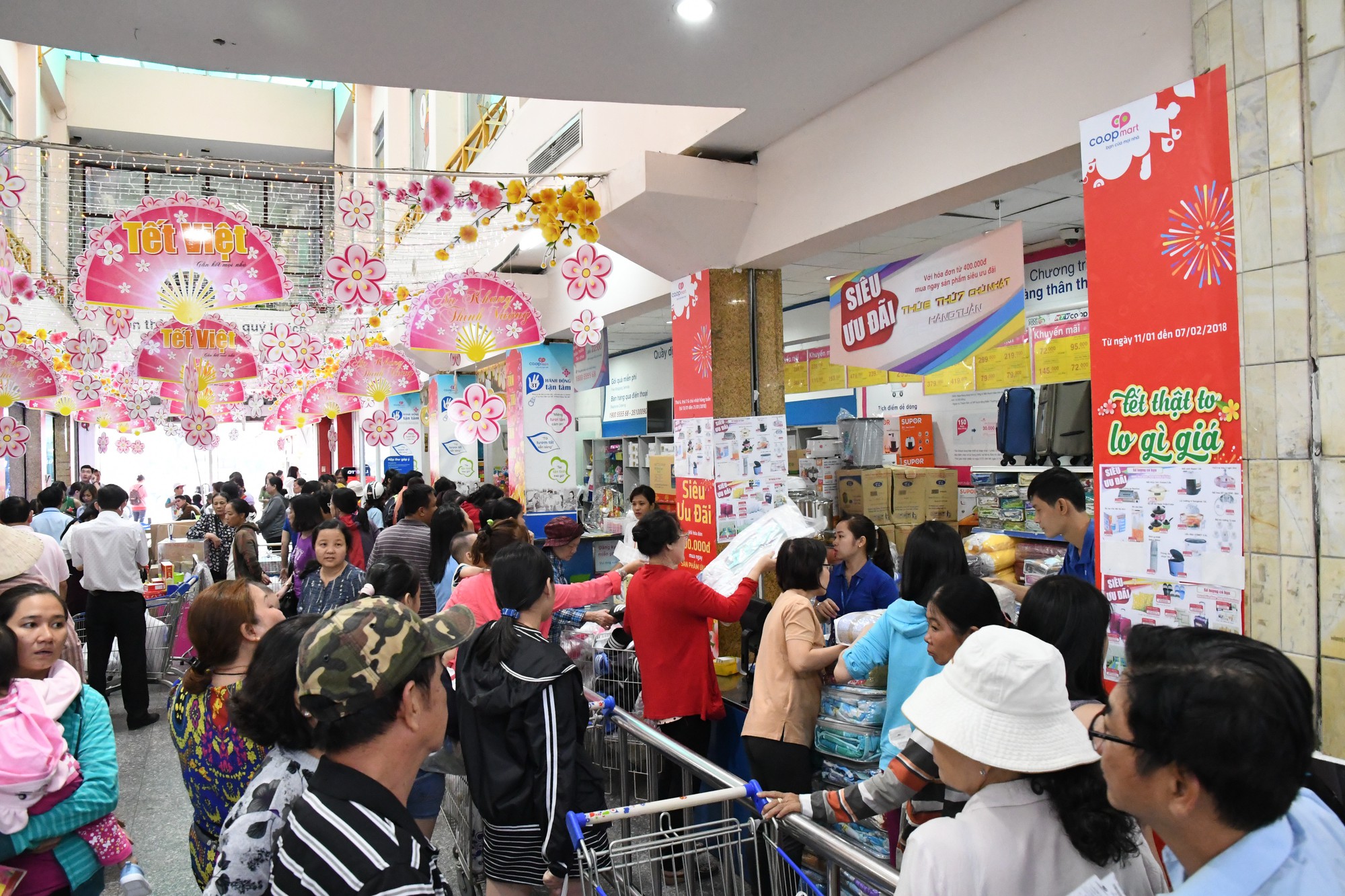 Thị trường 27Tết: Nơi chật k&iacute;n, chỗ vắng hoe - Ảnh 4.
