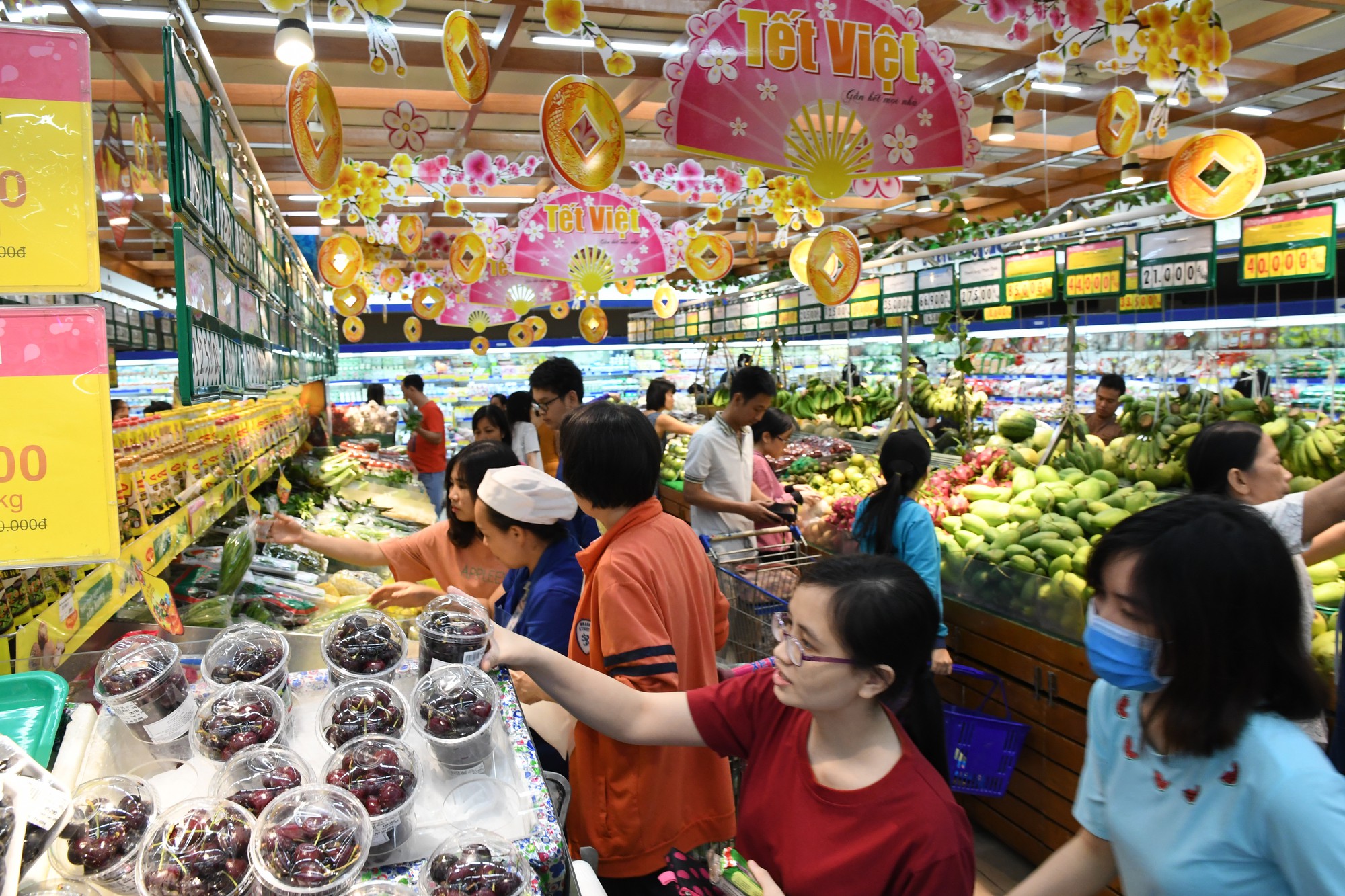 Thị trường 27Tết: Nơi chật k&iacute;n, chỗ vắng hoe - Ảnh 3.