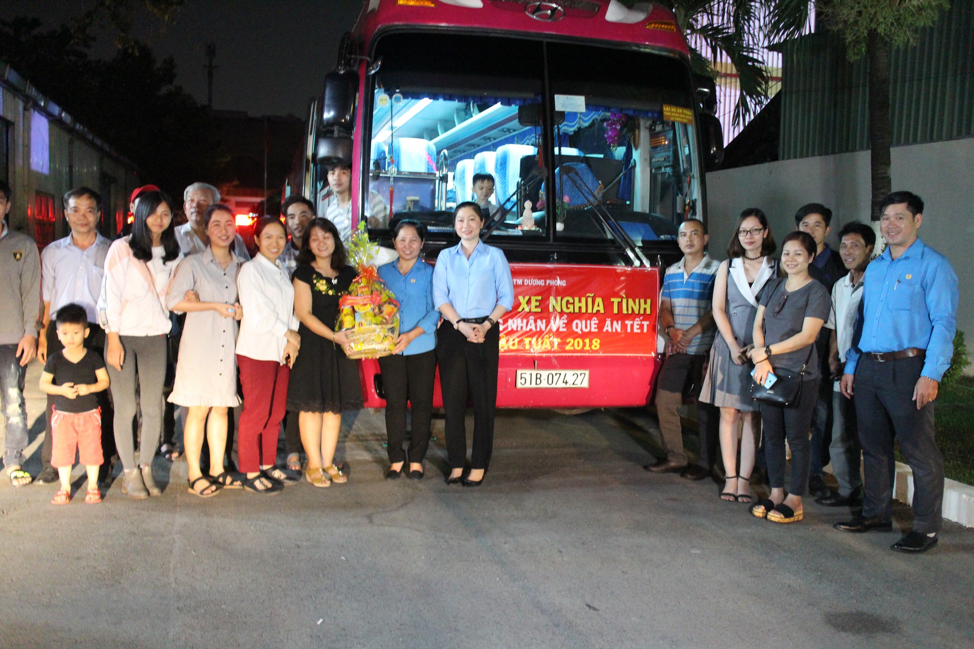 Hơn 150 công nhân được đài thọ xe về quê ăn Tết