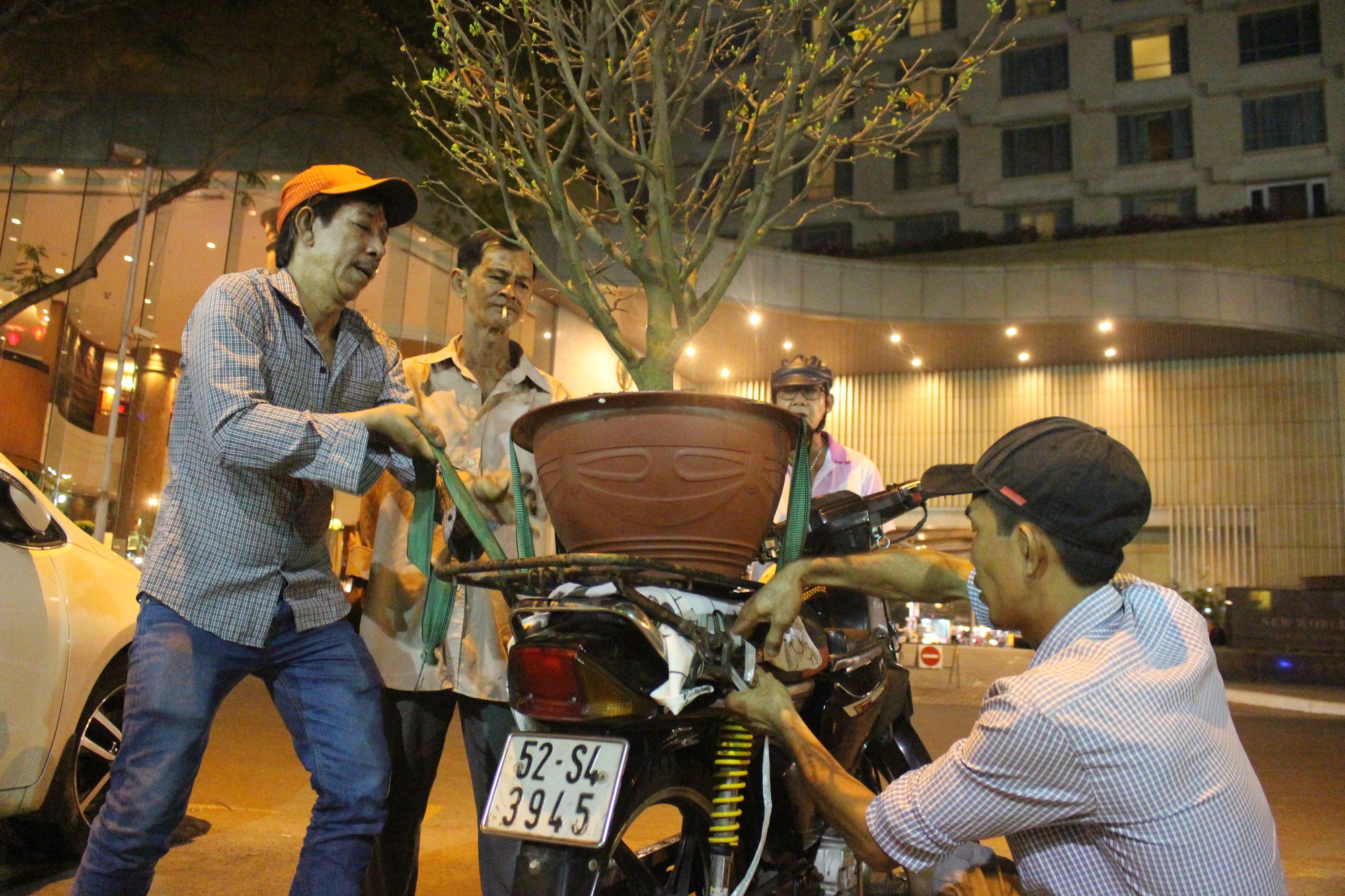 Người S&agrave;i G&ograve;n rộn r&agrave;ng tham quan chợ hoa trong đ&ecirc;m - Ảnh 13.