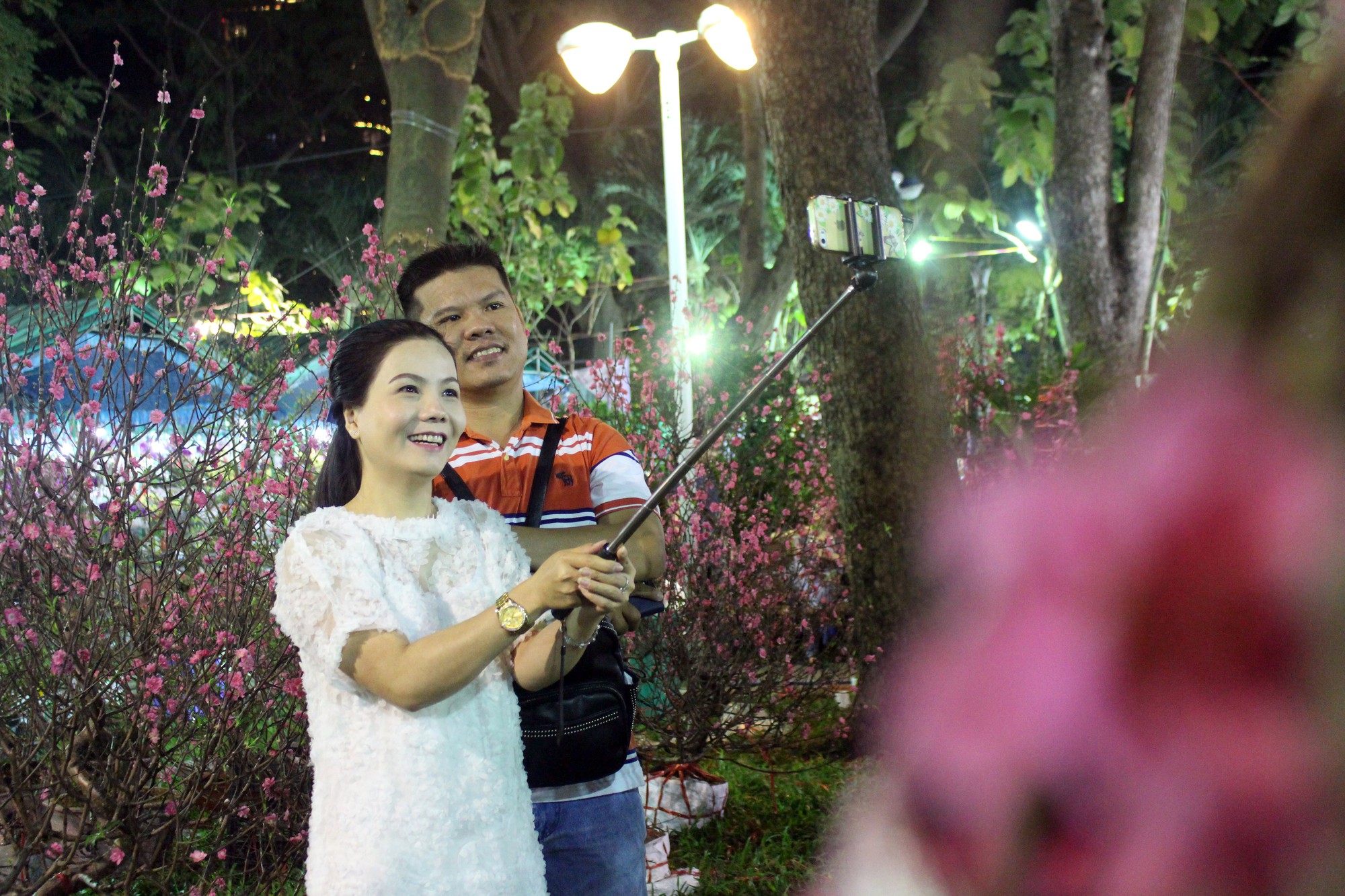 Người S&agrave;i G&ograve;n rộn r&agrave;ng tham quan chợ hoa trong đ&ecirc;m - Ảnh 11.