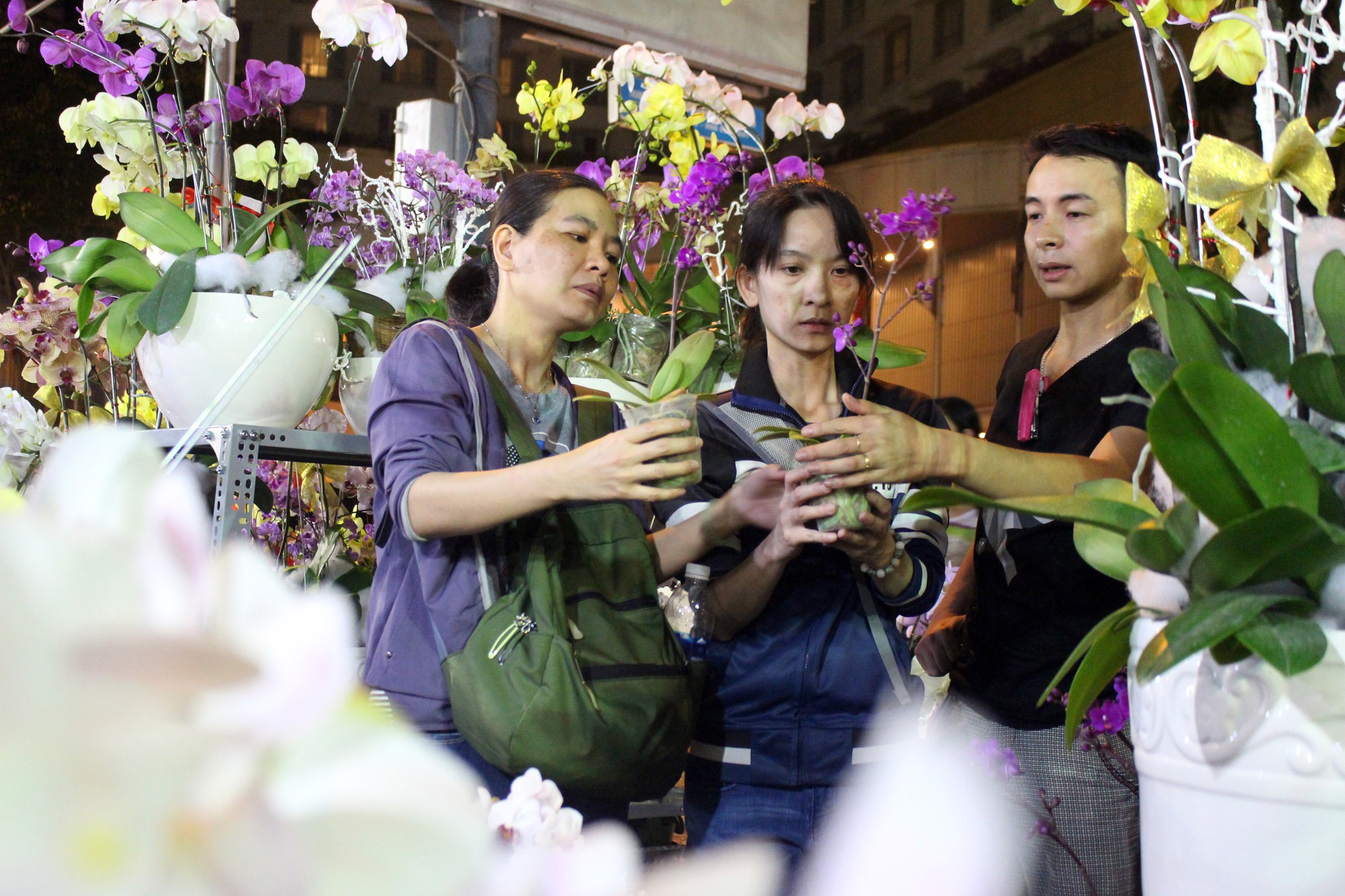 Người S&agrave;i G&ograve;n rộn r&agrave;ng tham quan chợ hoa trong đ&ecirc;m - Ảnh 6.