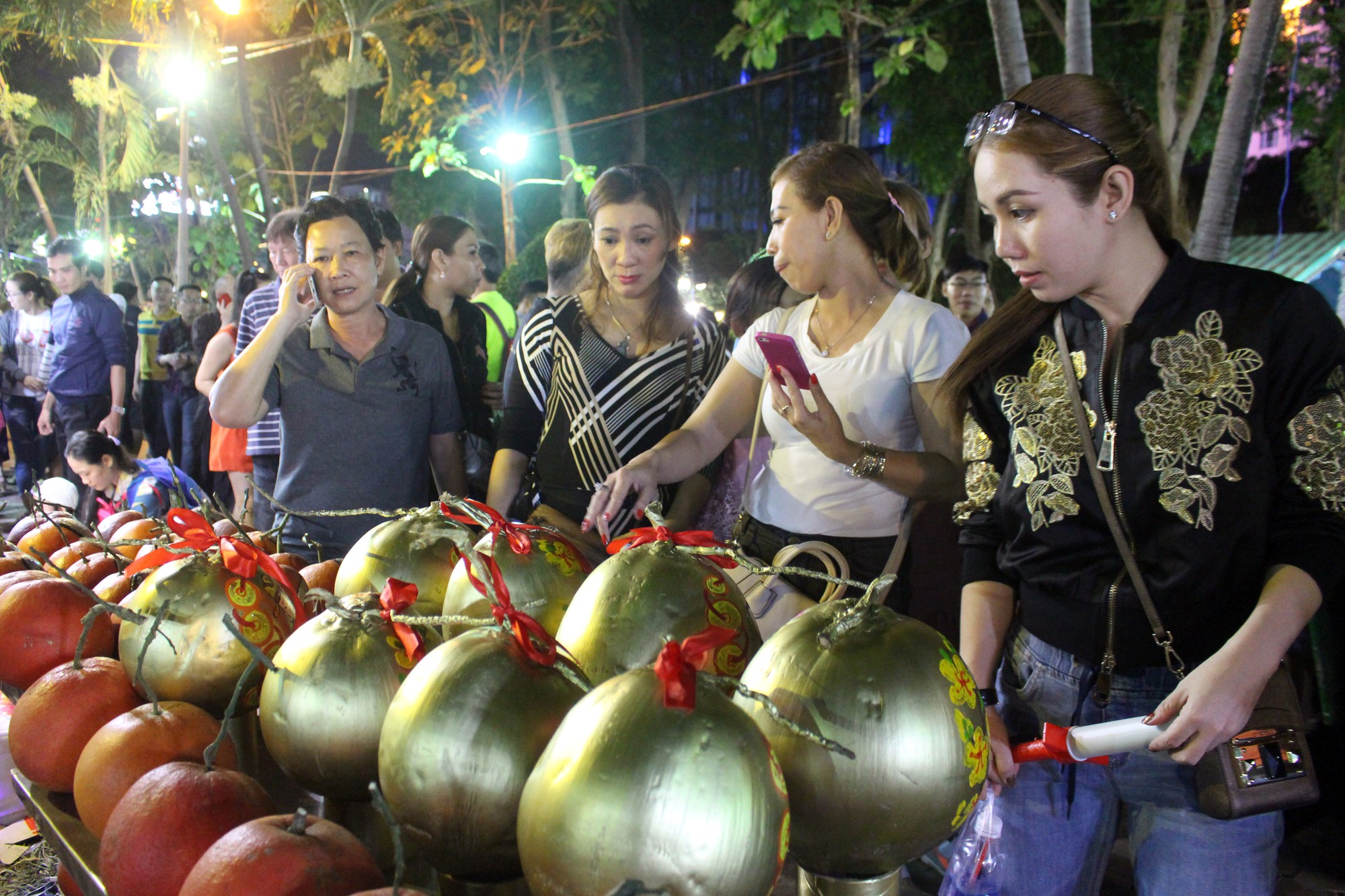 Người S&agrave;i G&ograve;n rộn r&agrave;ng tham quan chợ hoa trong đ&ecirc;m - Ảnh 8.