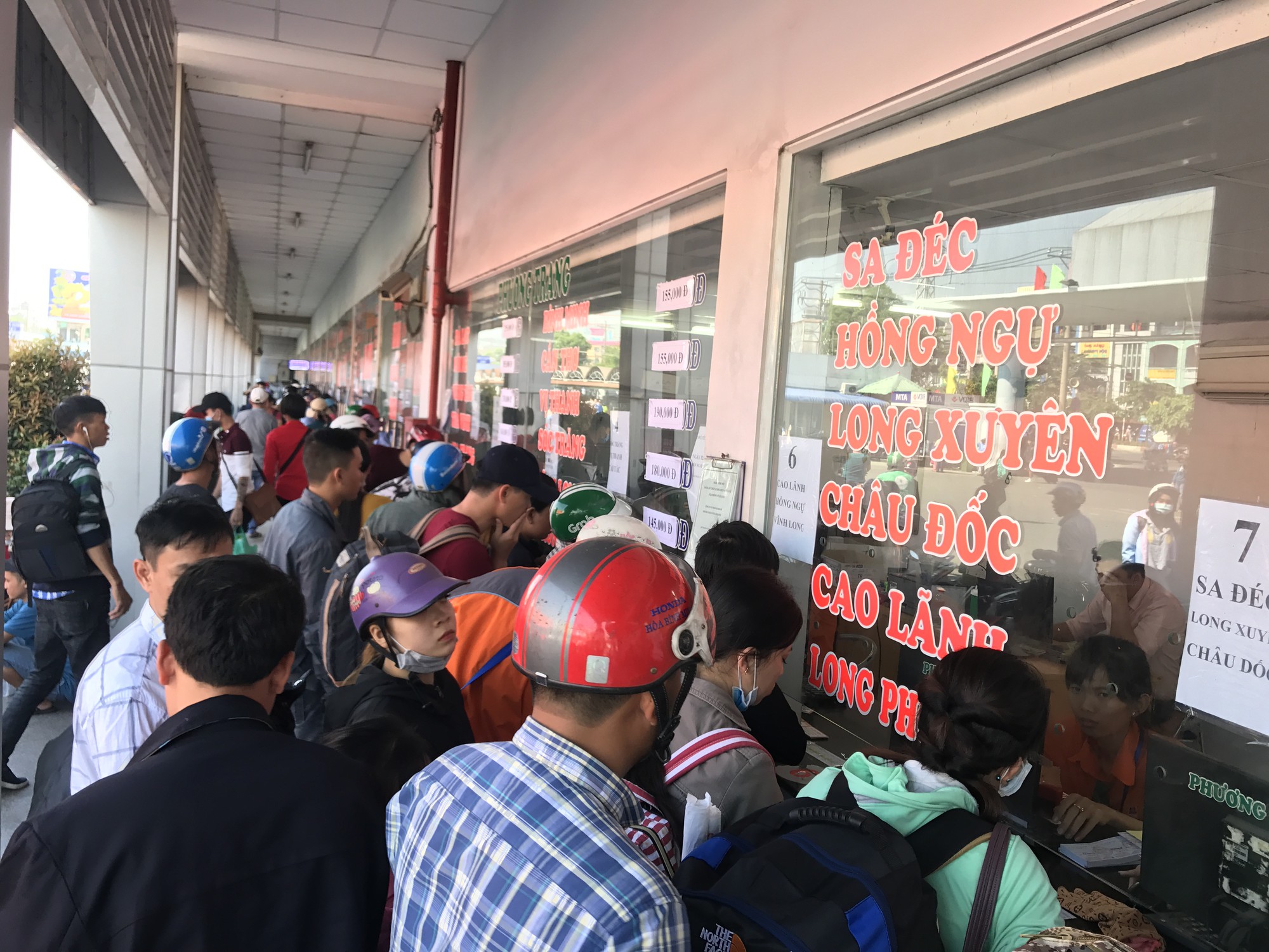 Bắt đầu nghẹt người về quê nghỉ Tết ở Bến xe Miền Tây