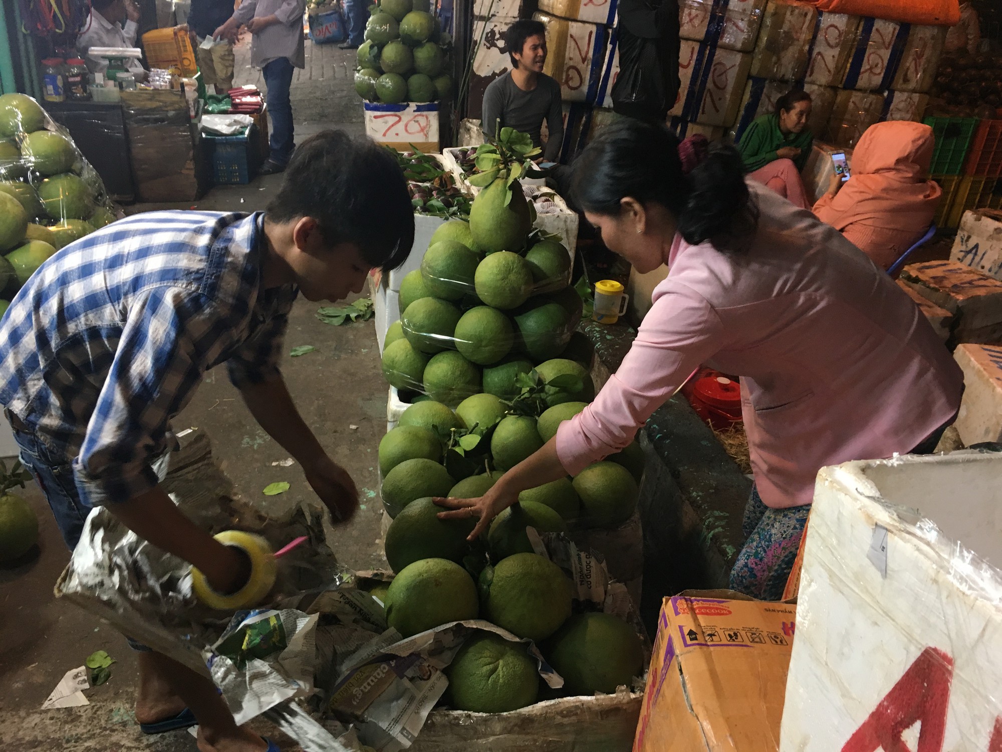 Thị trường 27Tết: Nơi chật k&iacute;n, chỗ vắng hoe - Ảnh 2.