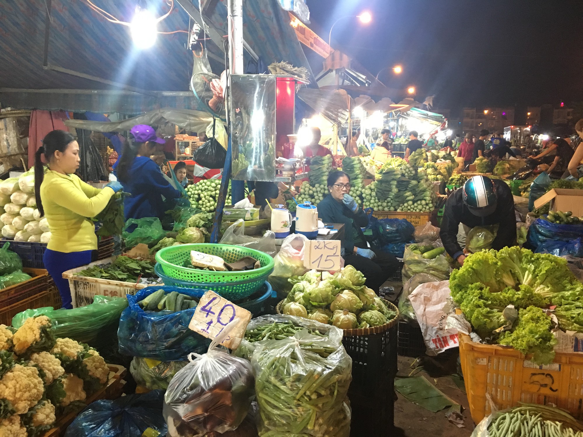 Thị trường 27Tết: Nơi chật k&iacute;n, chỗ vắng hoe - Ảnh 1.