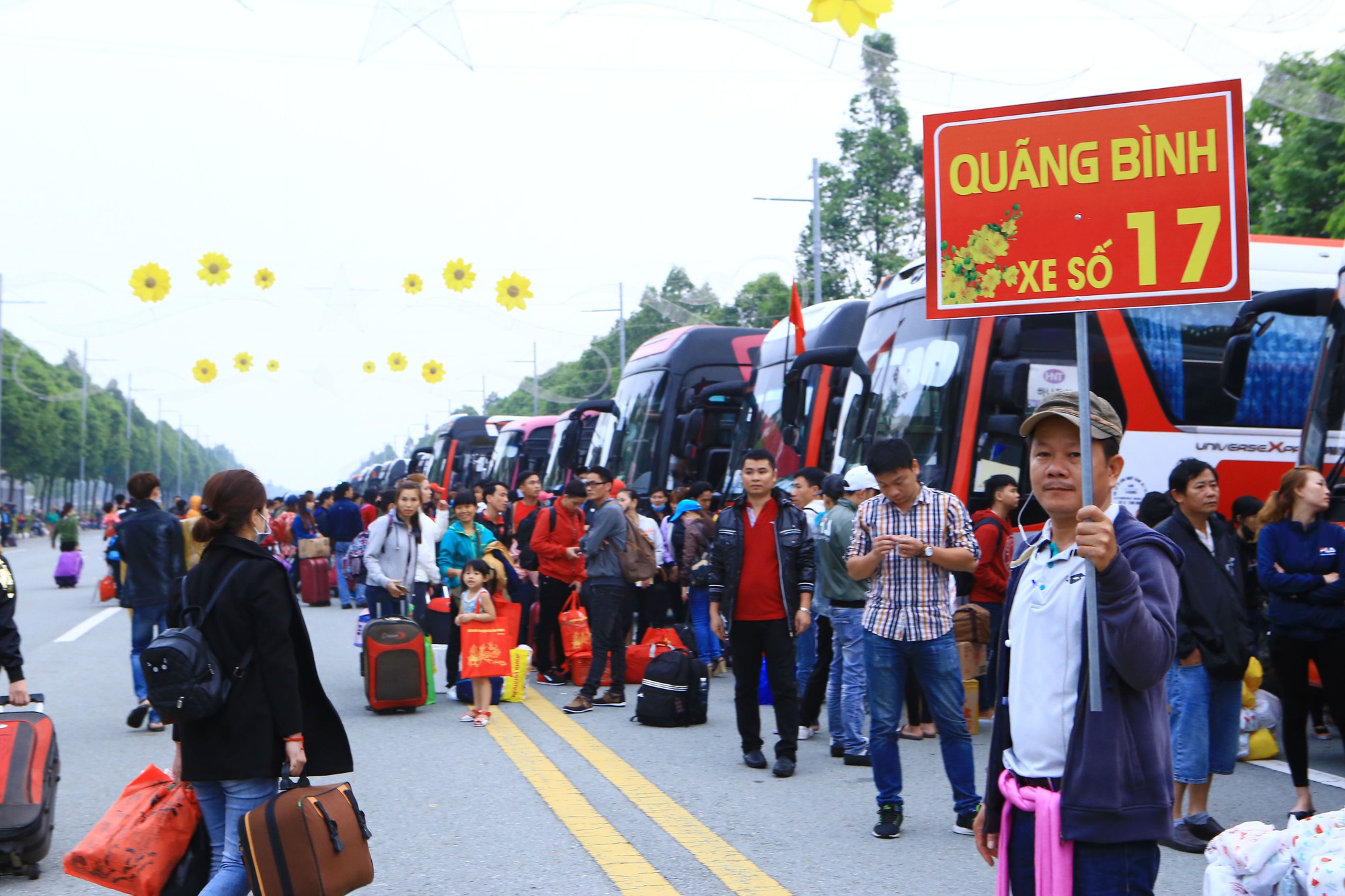 Bình Dương đưa 4.000 công nhân nghèo về quê miễn phí