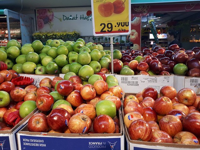 Cam, táo ngoại đồng giá 30.000 đồng/kg, người dân đổ xô mua về ăn Tết