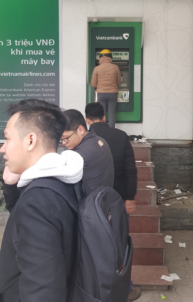 R&uacute;t tiền ATM dịp Tết: V&igrave; sao người d&acirc;n phải chịu xếp h&agrave;ng nhiều giờ? - Ảnh 1.